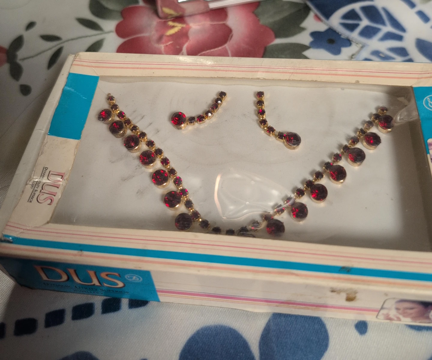 DUS Necklace and Earrings Set - Red
