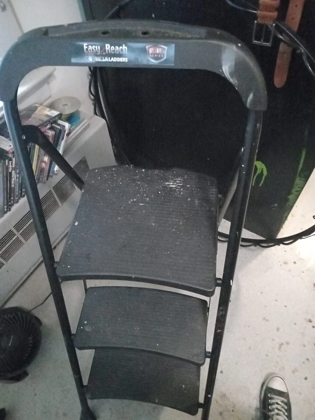 Pro Series Easy Reach 3-Step Stool Ladder