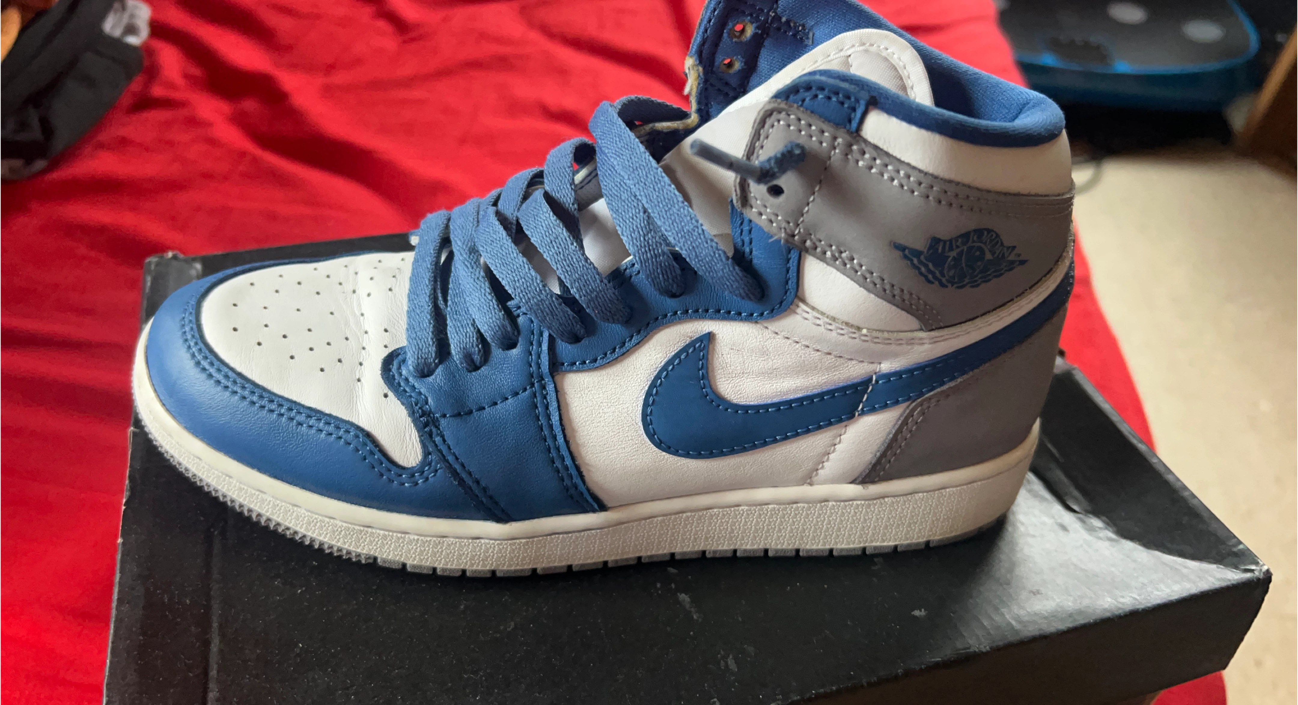 Air Jordan 1 Mid (GS) Size 6Y #cleanout