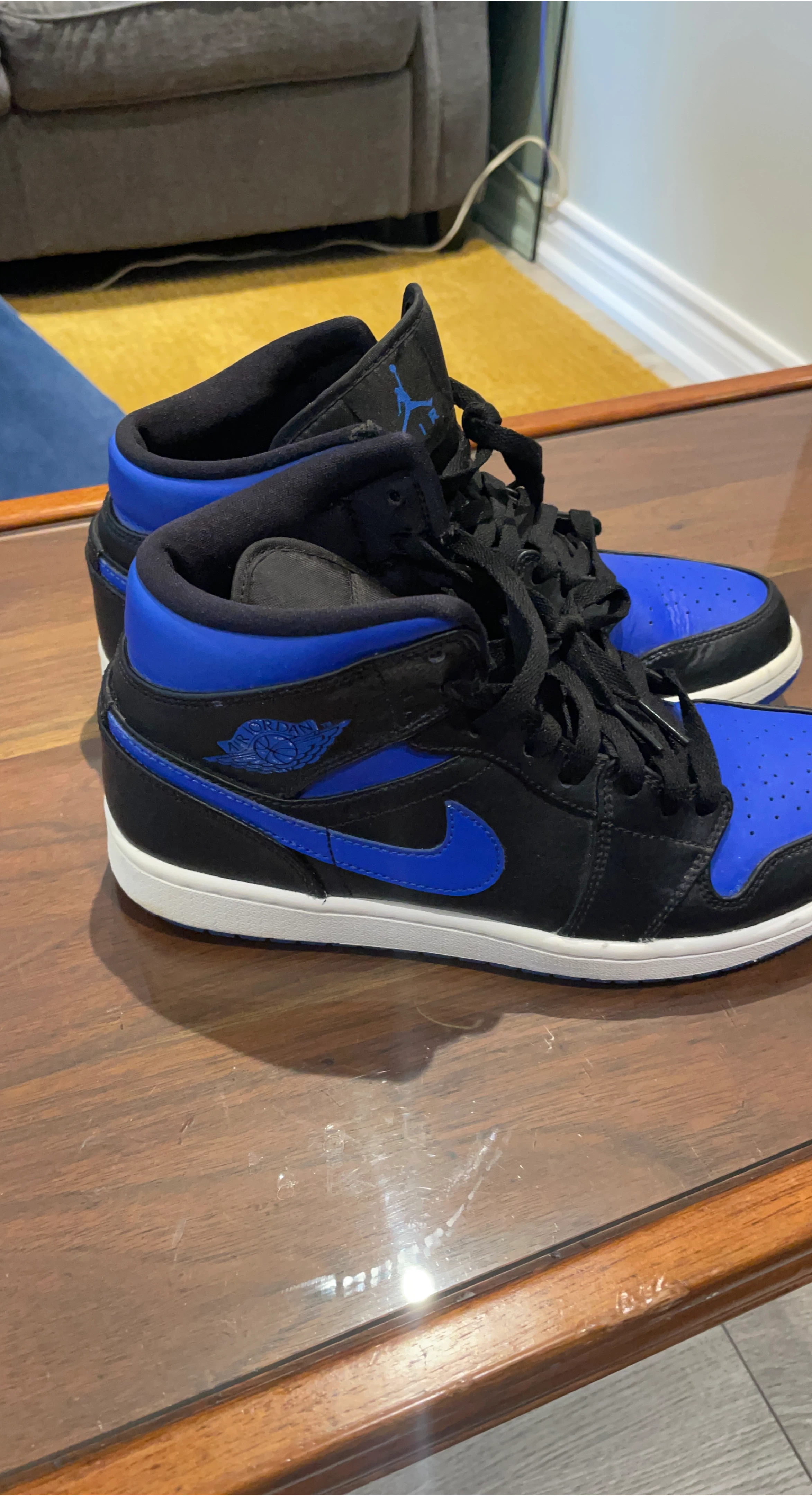 Air Jordan 1 Mid Hyper Royal Black