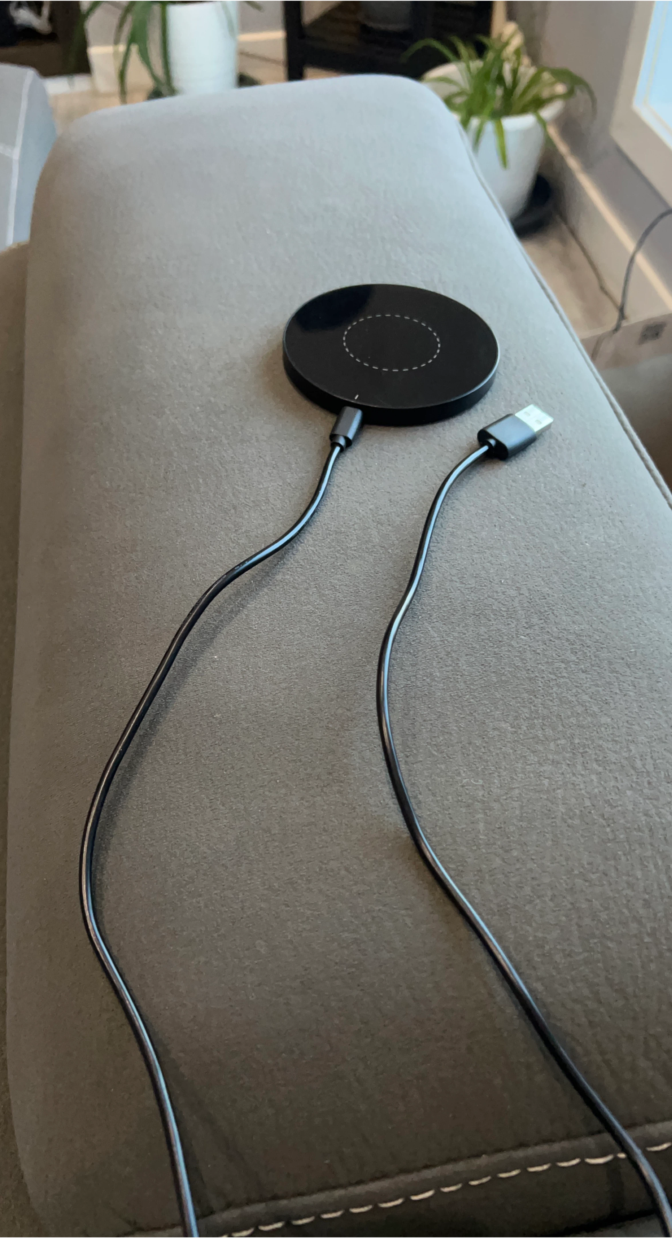 Wireless Charging Pad - Black image indicator(1)