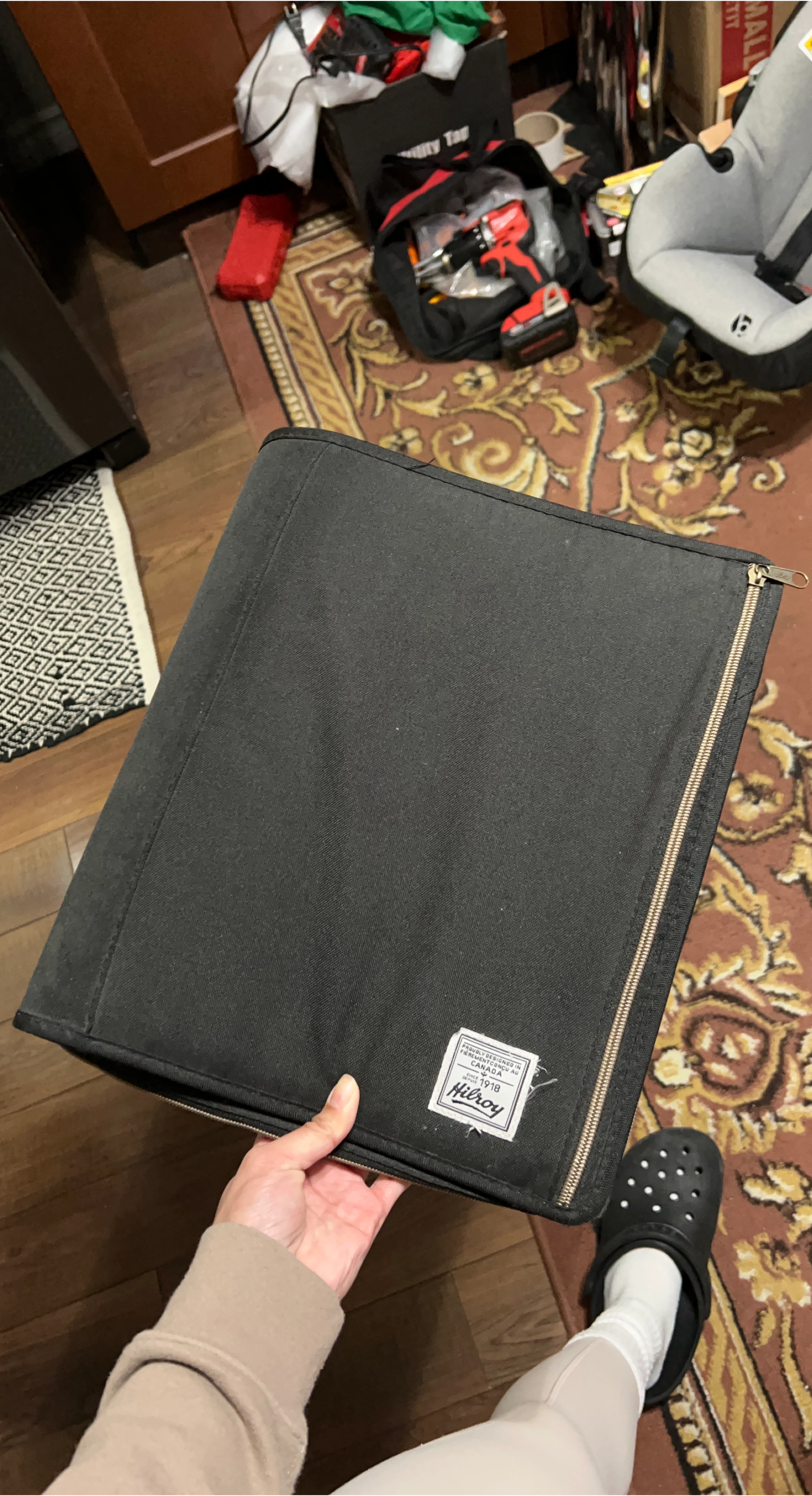 Hilroy Canada Black Zippered Binder