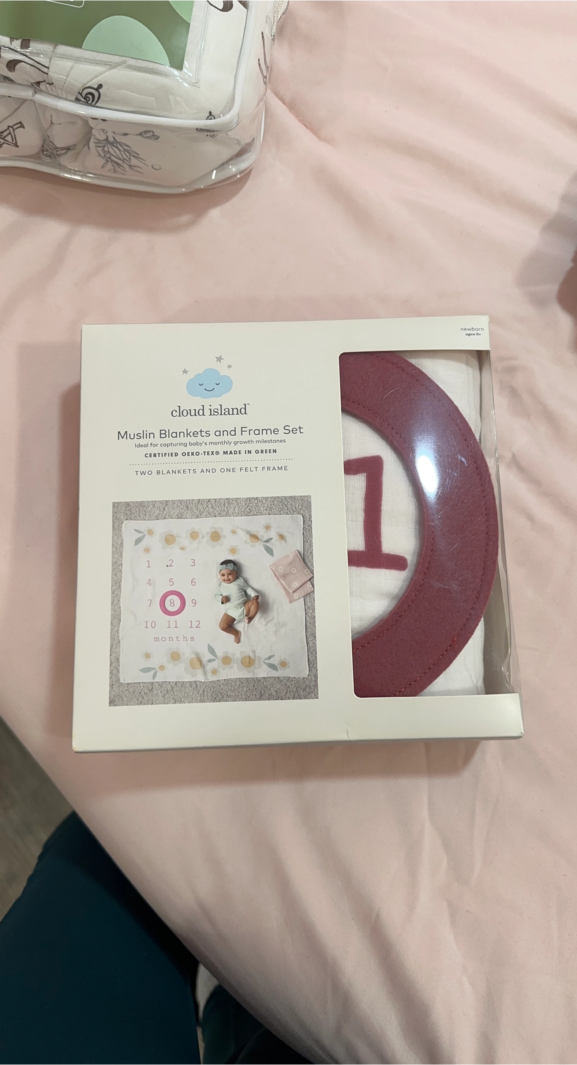 Cloud Island Muslin Blankets & Frame Set - Newborn