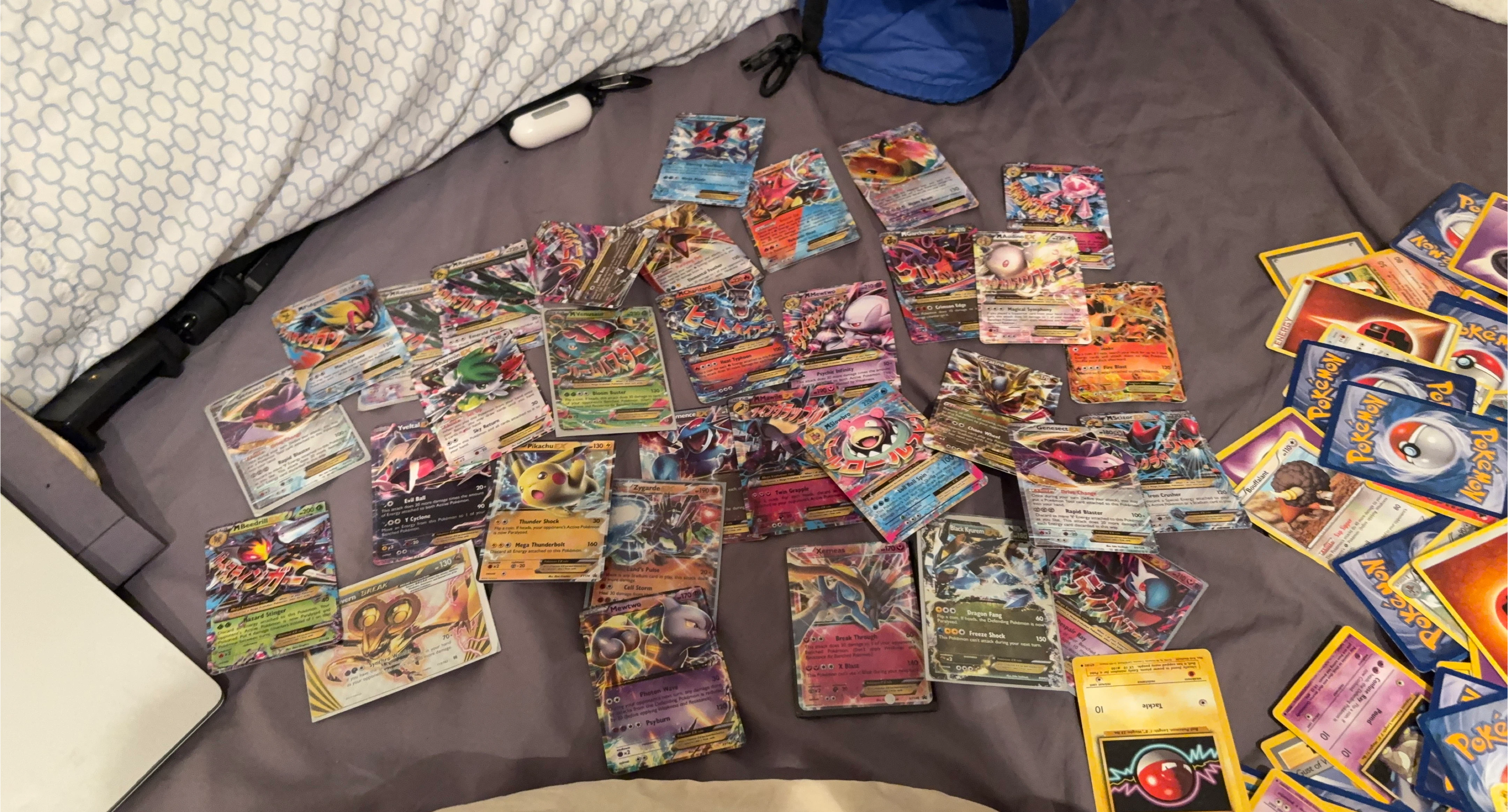 Mixed Lot of Pokemon Cards
