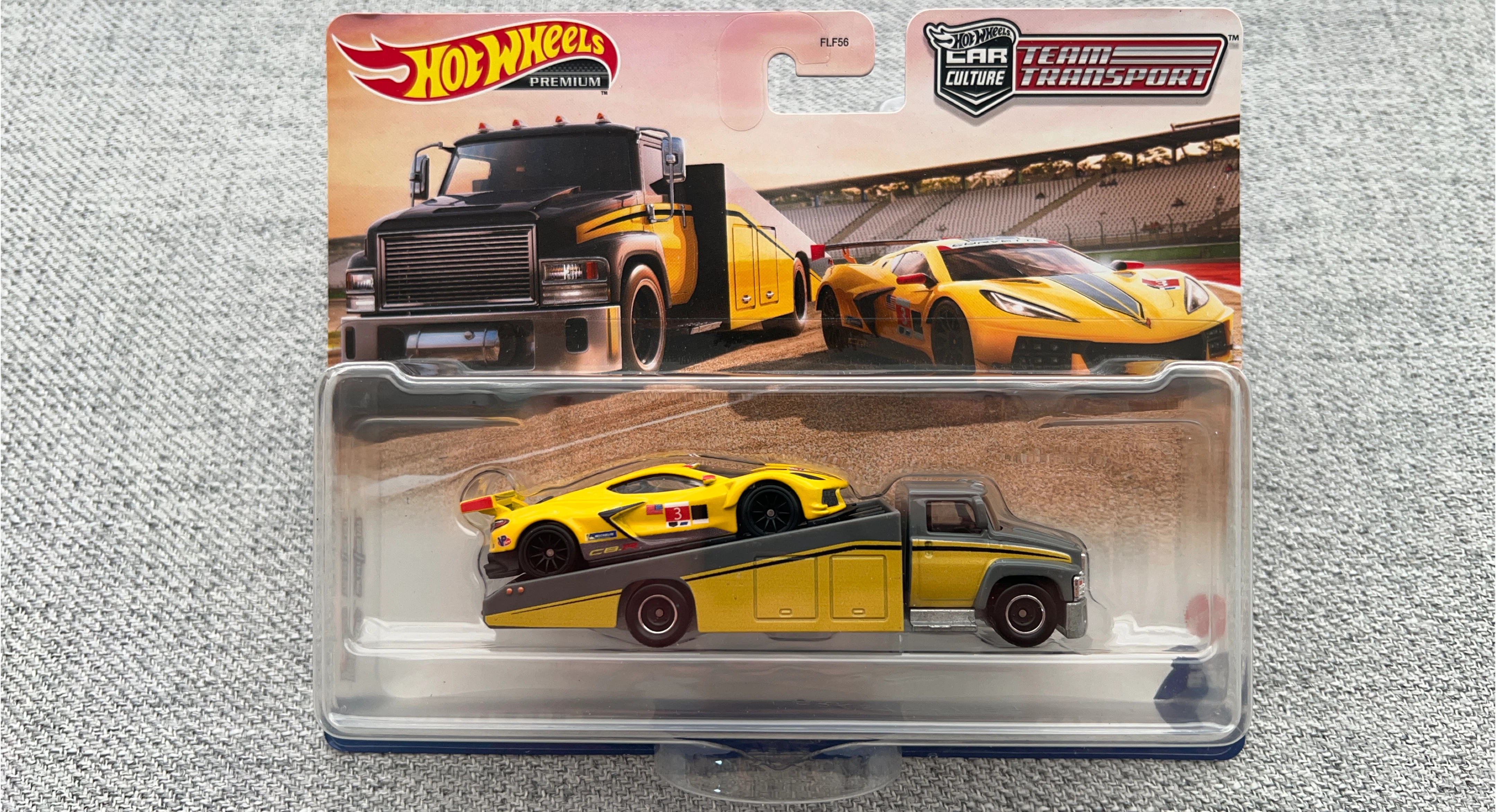 Hot Wheels Premium Team Transport - Corvette