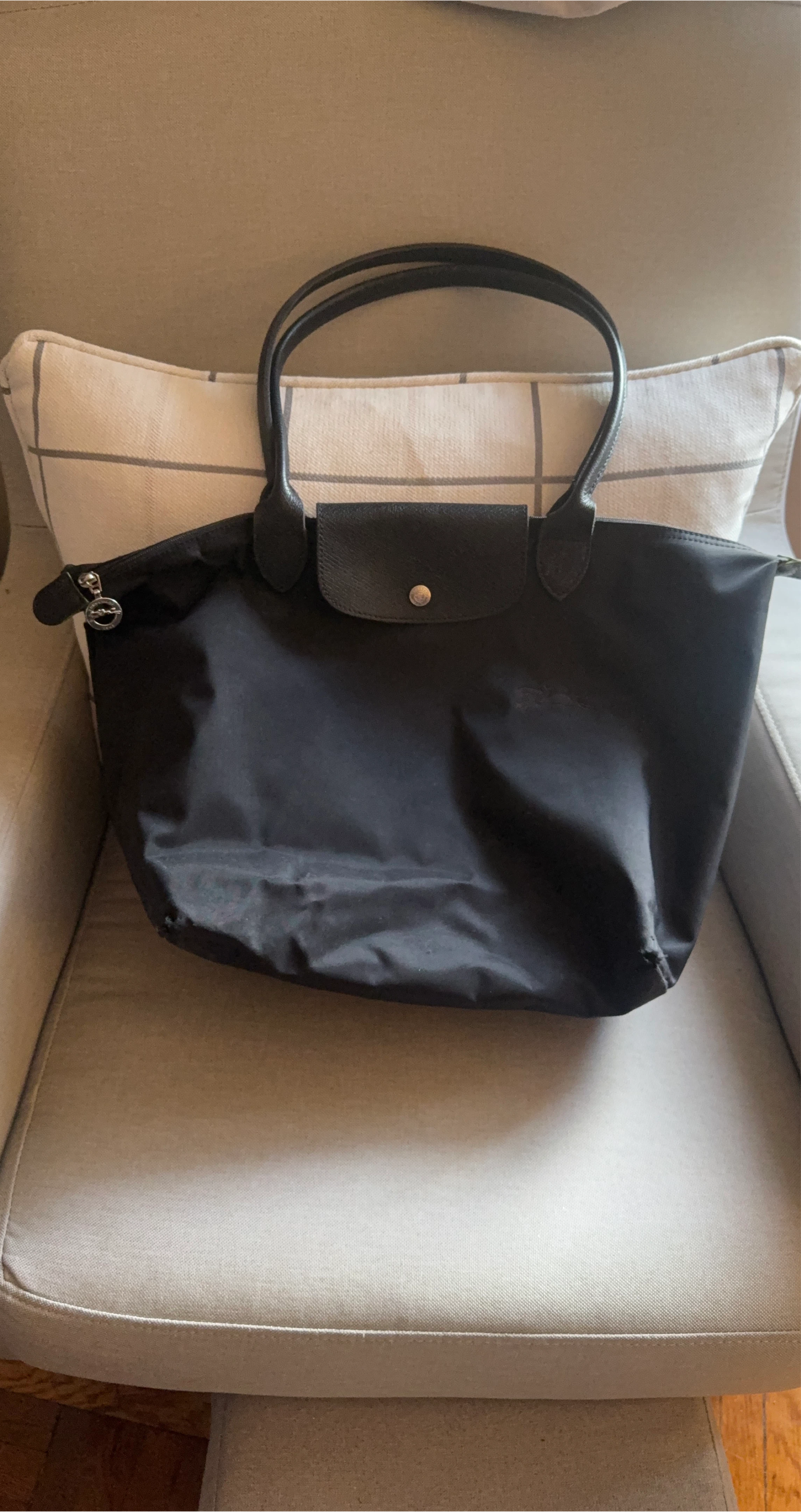 Longchamp Black Tote Bag. #Gifting 🎁