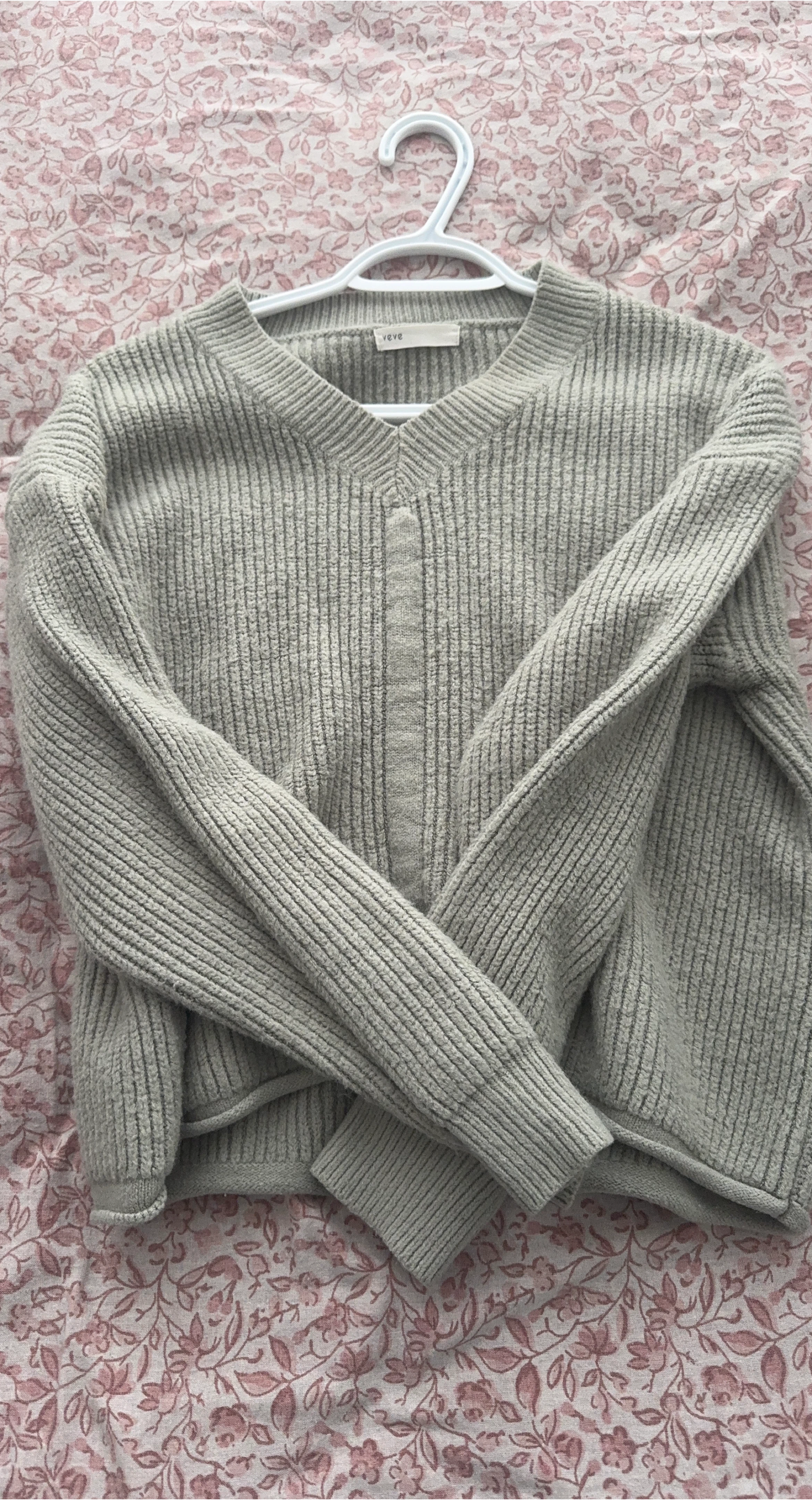 Aritzia TNA Ryder V-Neck Sweater - Size Small