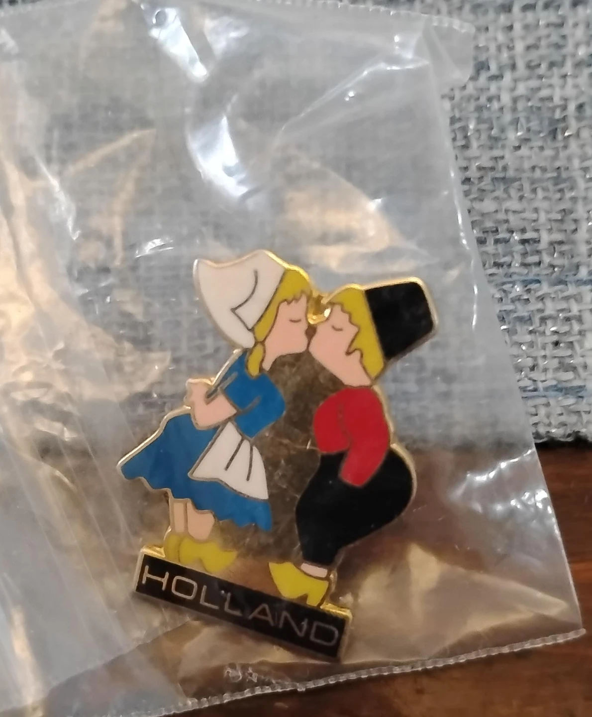 Holland Kissing Dutch Couple Pin