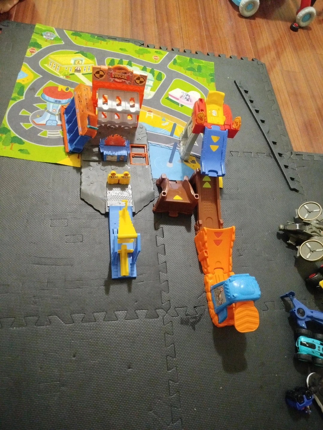 Hot Wheels Monster Trucks Playset