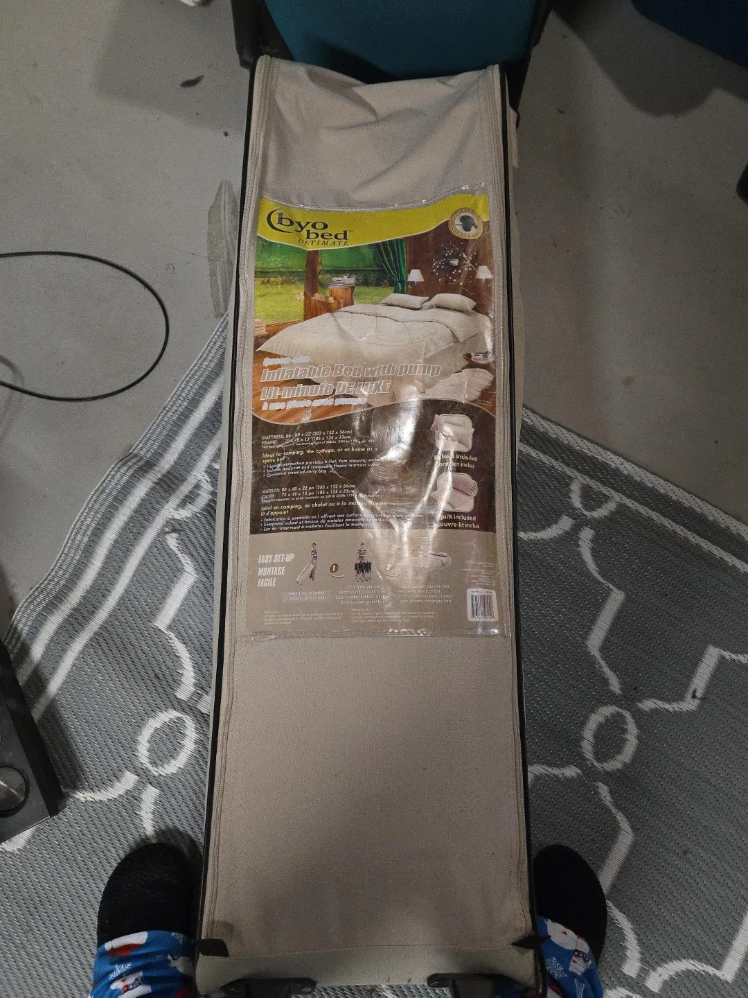 Inflatable bed with pump