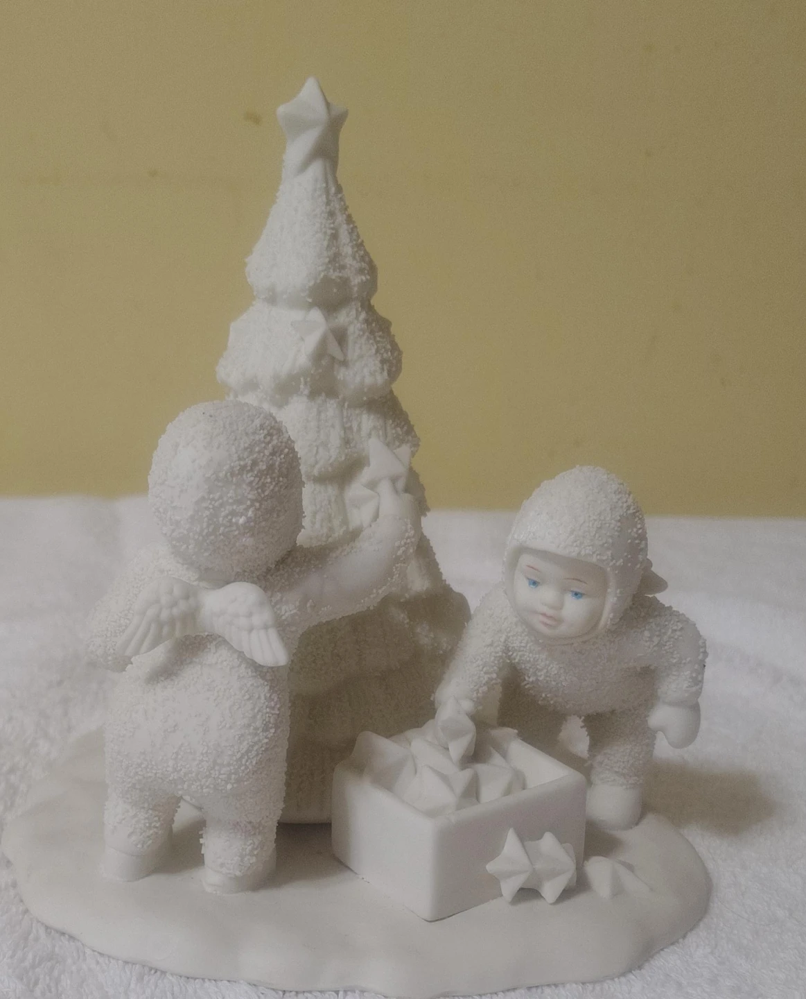 Enesco Snowbabies "Trimming the Tree" Figurine