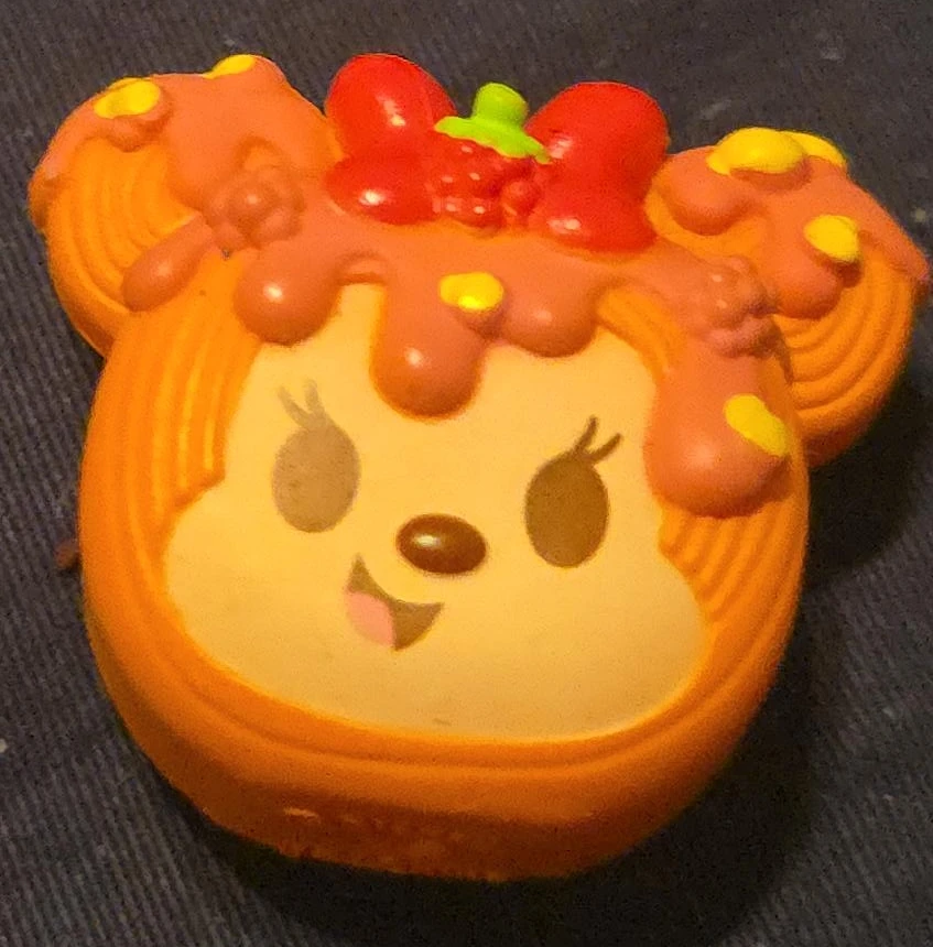 Munchlings mini mouse and mickey mouse mini figures