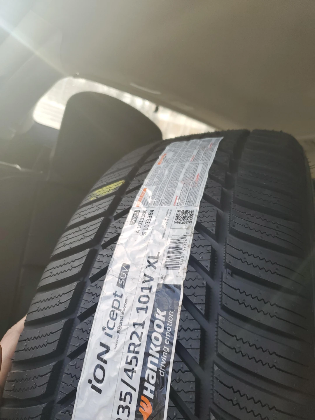 Hankook iON i*cept SUV 235/45R21 101V XL Tire
