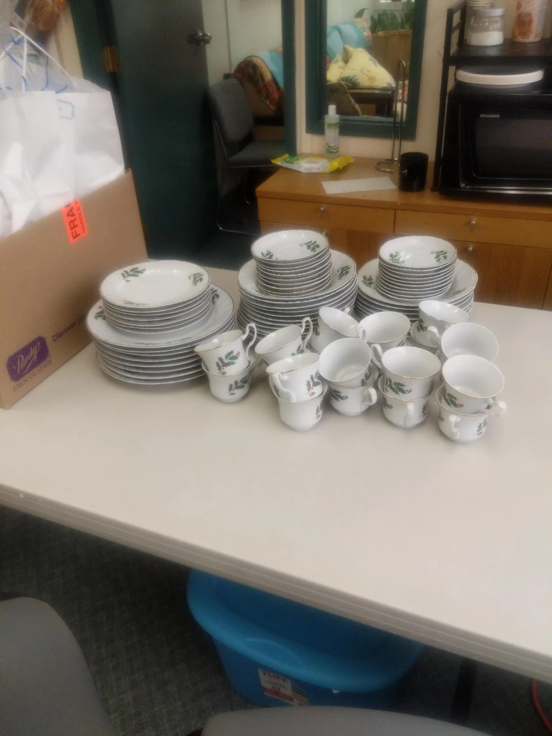 Fine Porcelain Dinnerware Set
