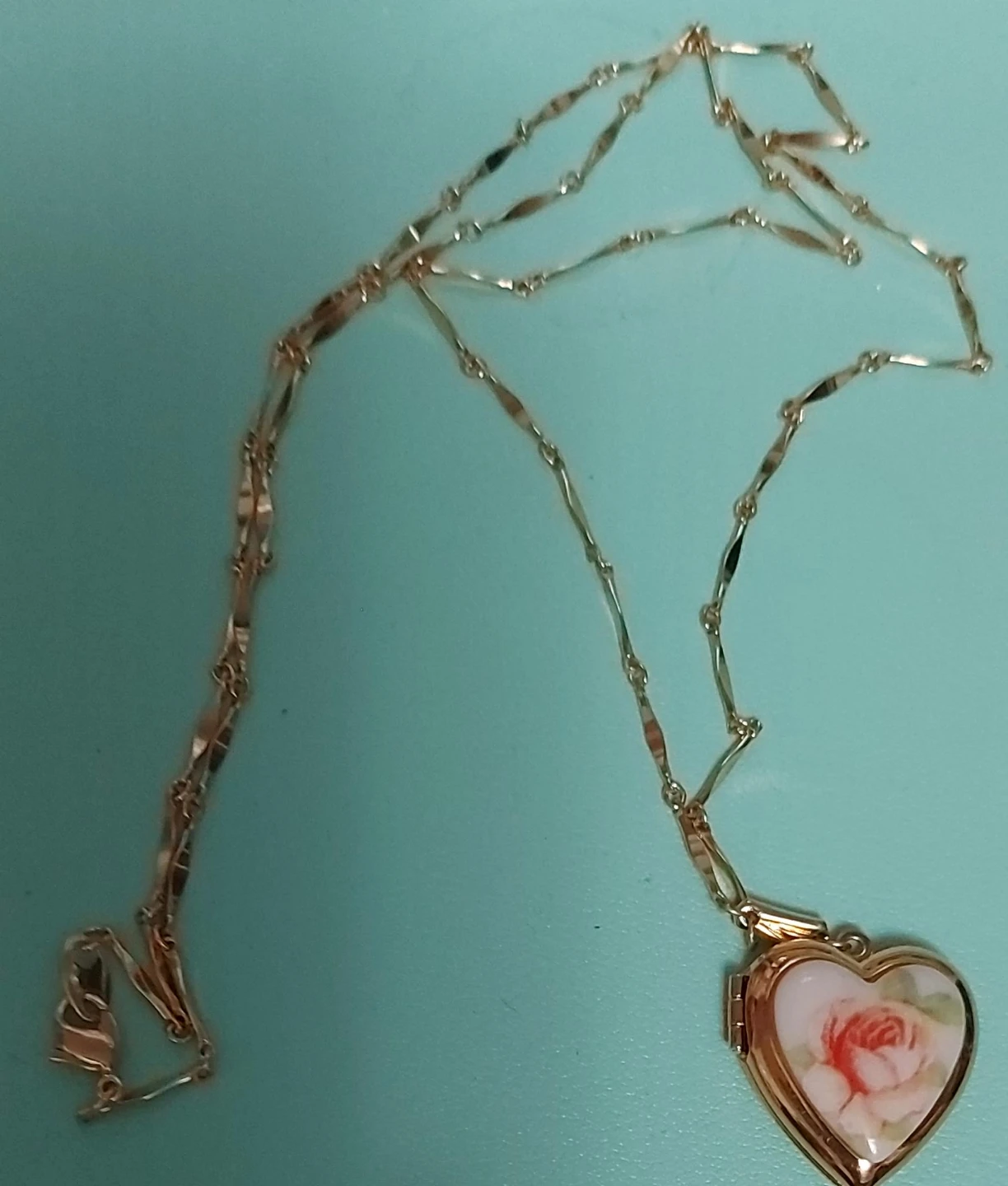 Heart Locket Necklace with Rose Design - photo 2