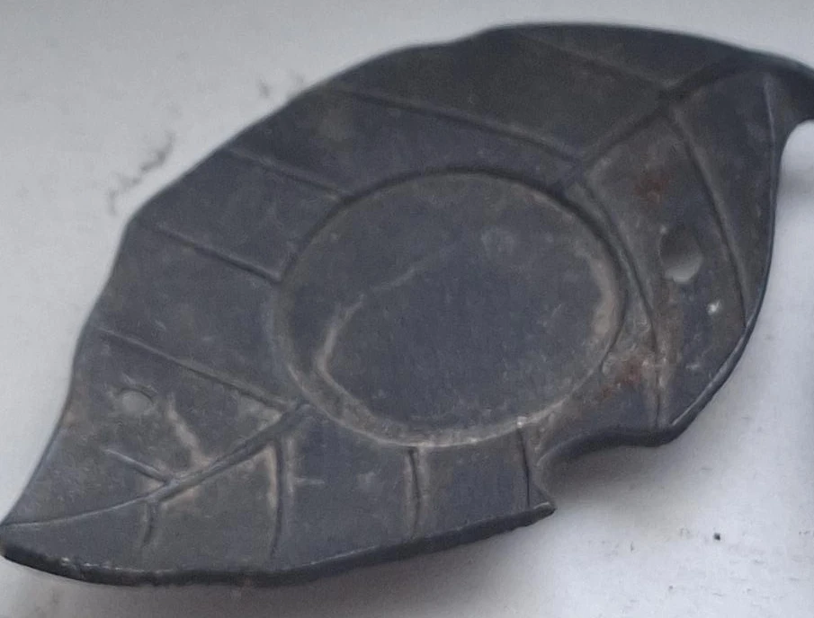 Leaf-shaped trinket dish