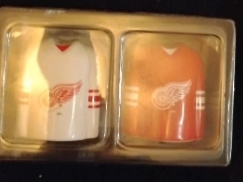 Detroit Red Wings Salt & Pepper Shakers - New in Box! image indicator(1)