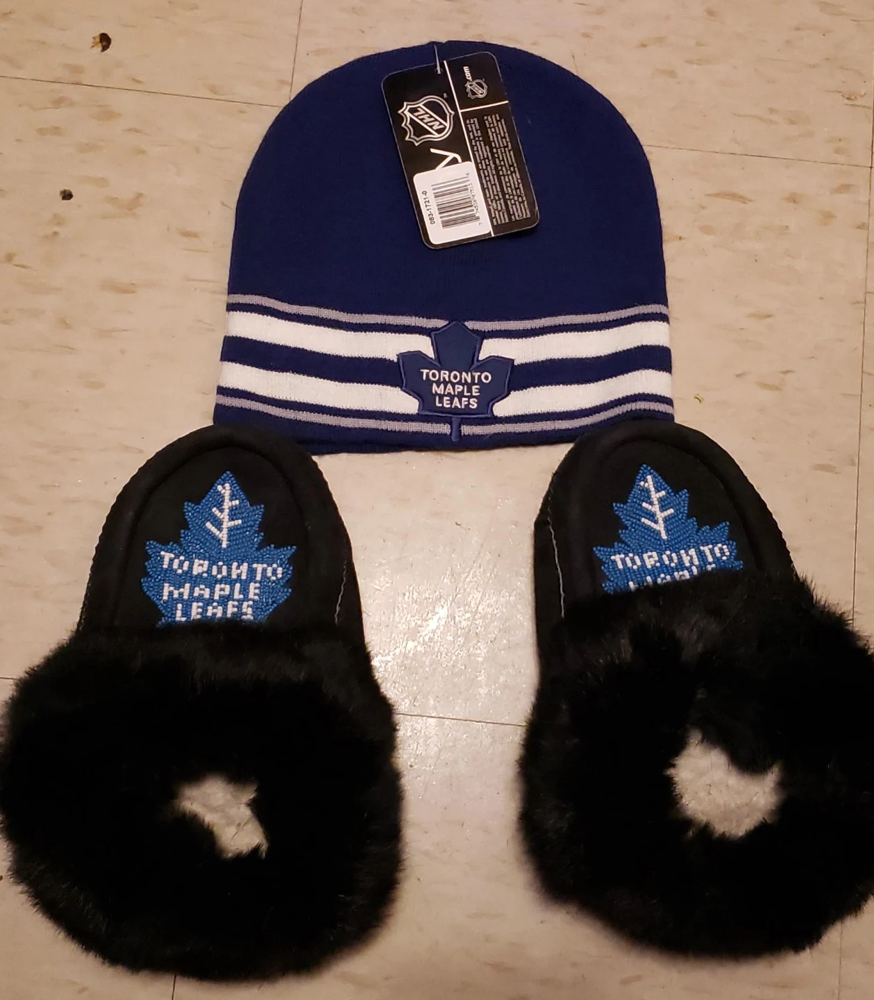 Toronto Maple Leafs Beanie & Slippers
