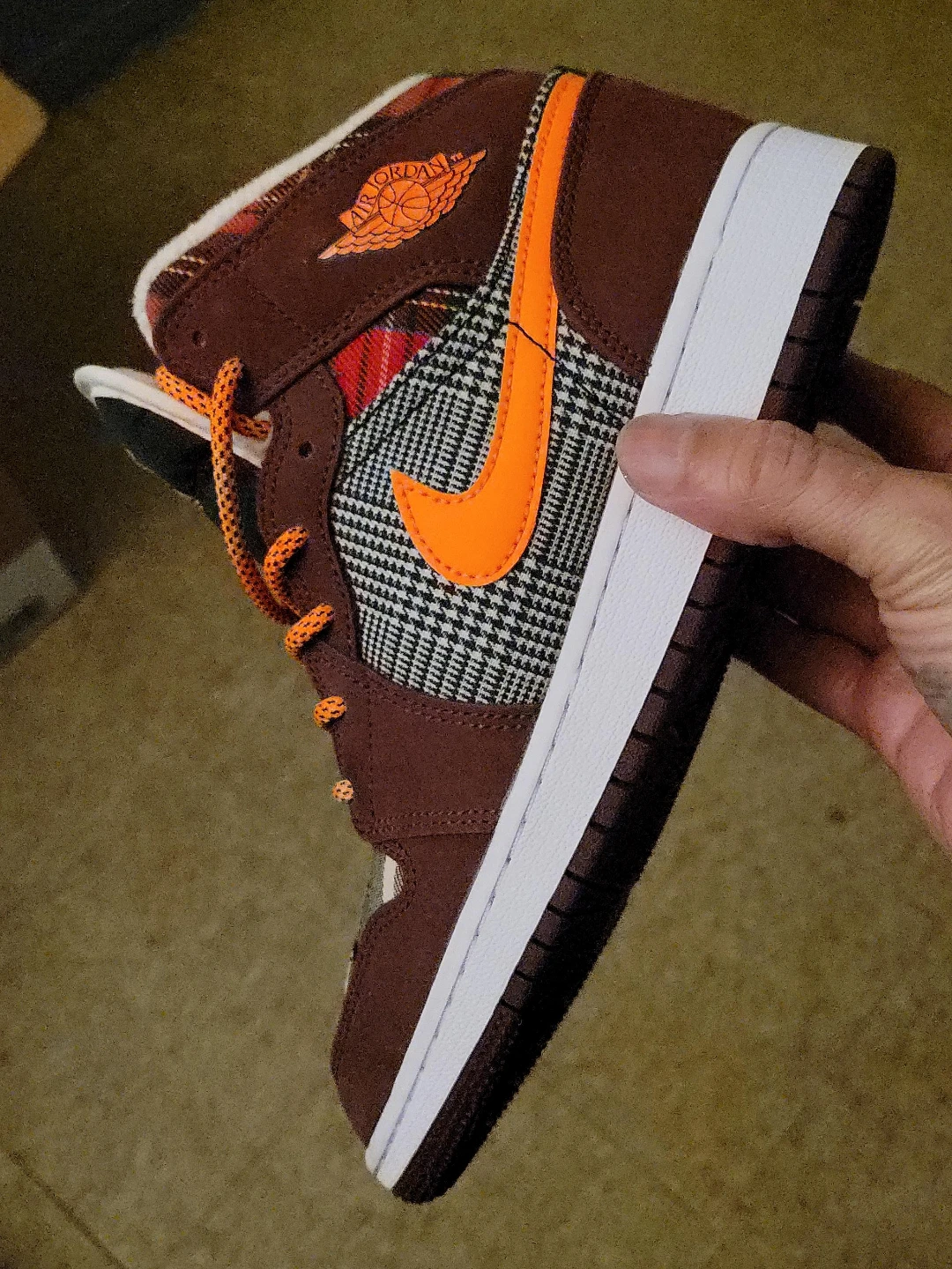 Air Jordan 1 Mid SE Brown Basalt Vivid Orange