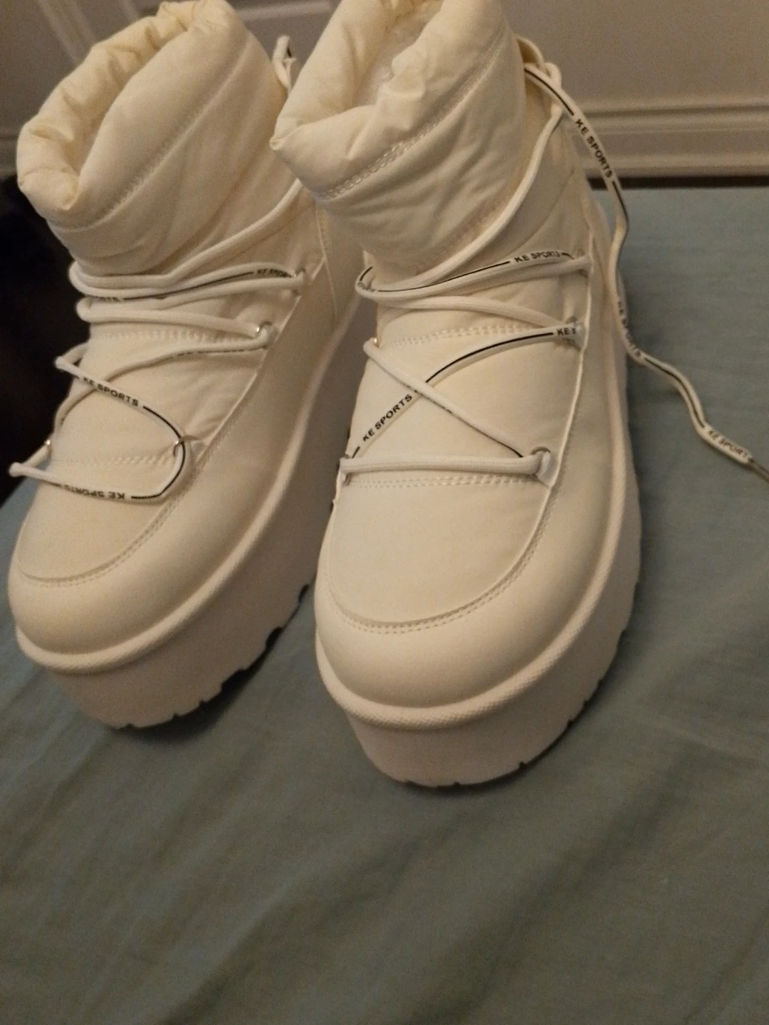 White Platform snow Boots -- size 11 - photo 5