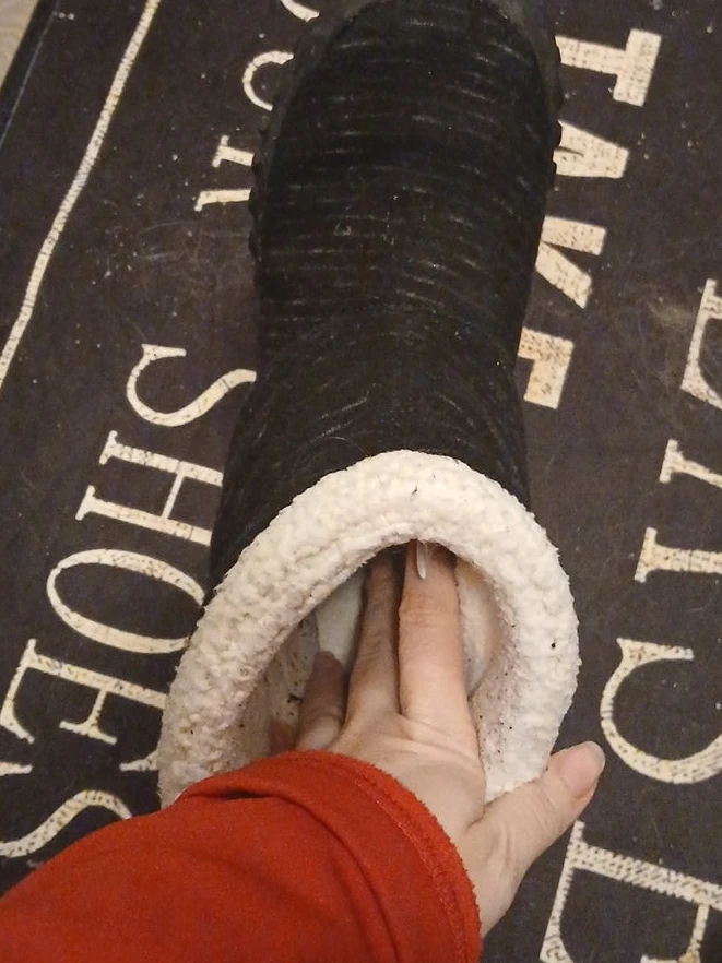Black slipper with sherpa lining