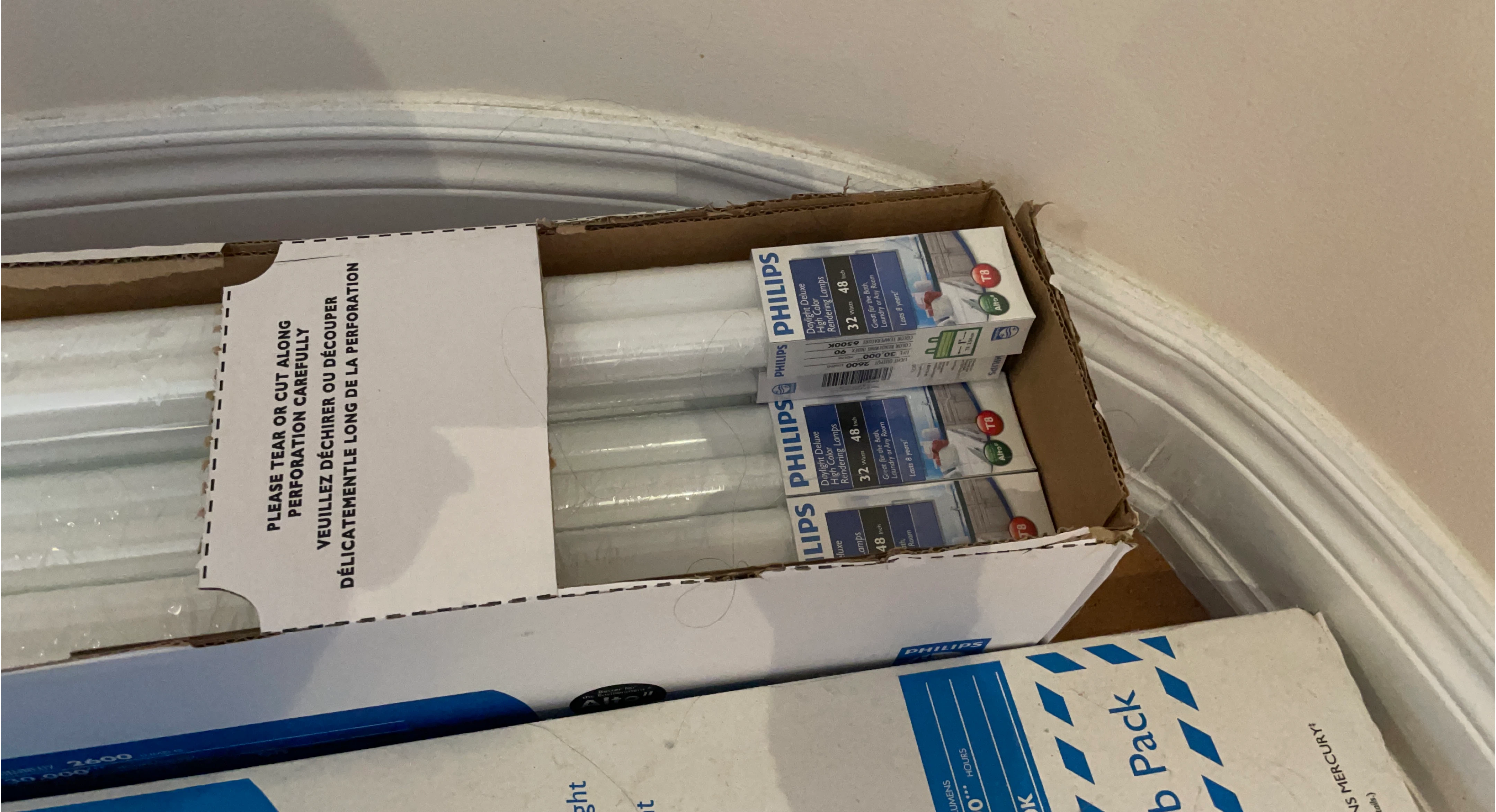 Philips T8 Fluorescent Light Bulbs - 32W/835