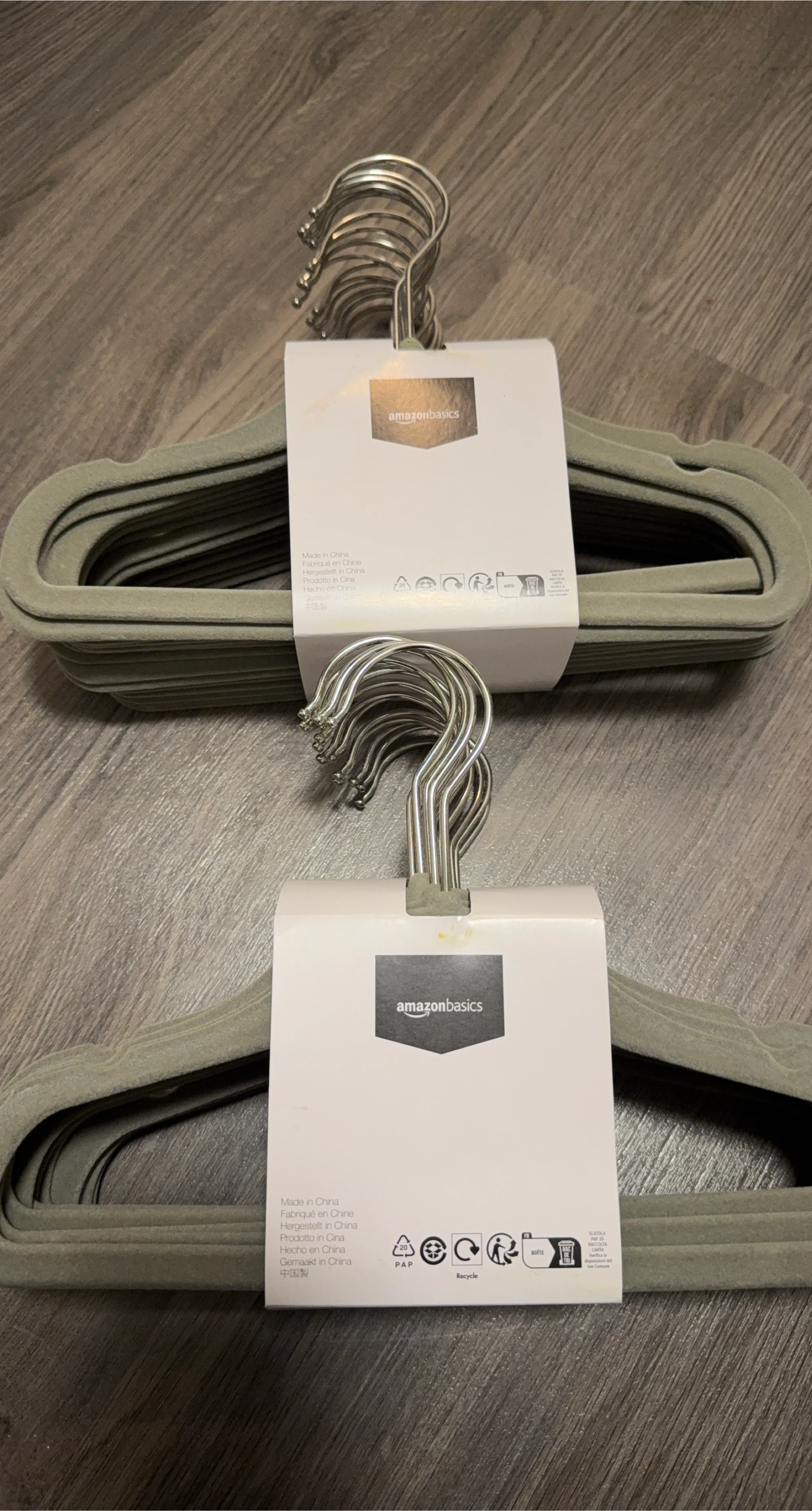 🧡 AmazonBasics Velvet Hangers - Grey