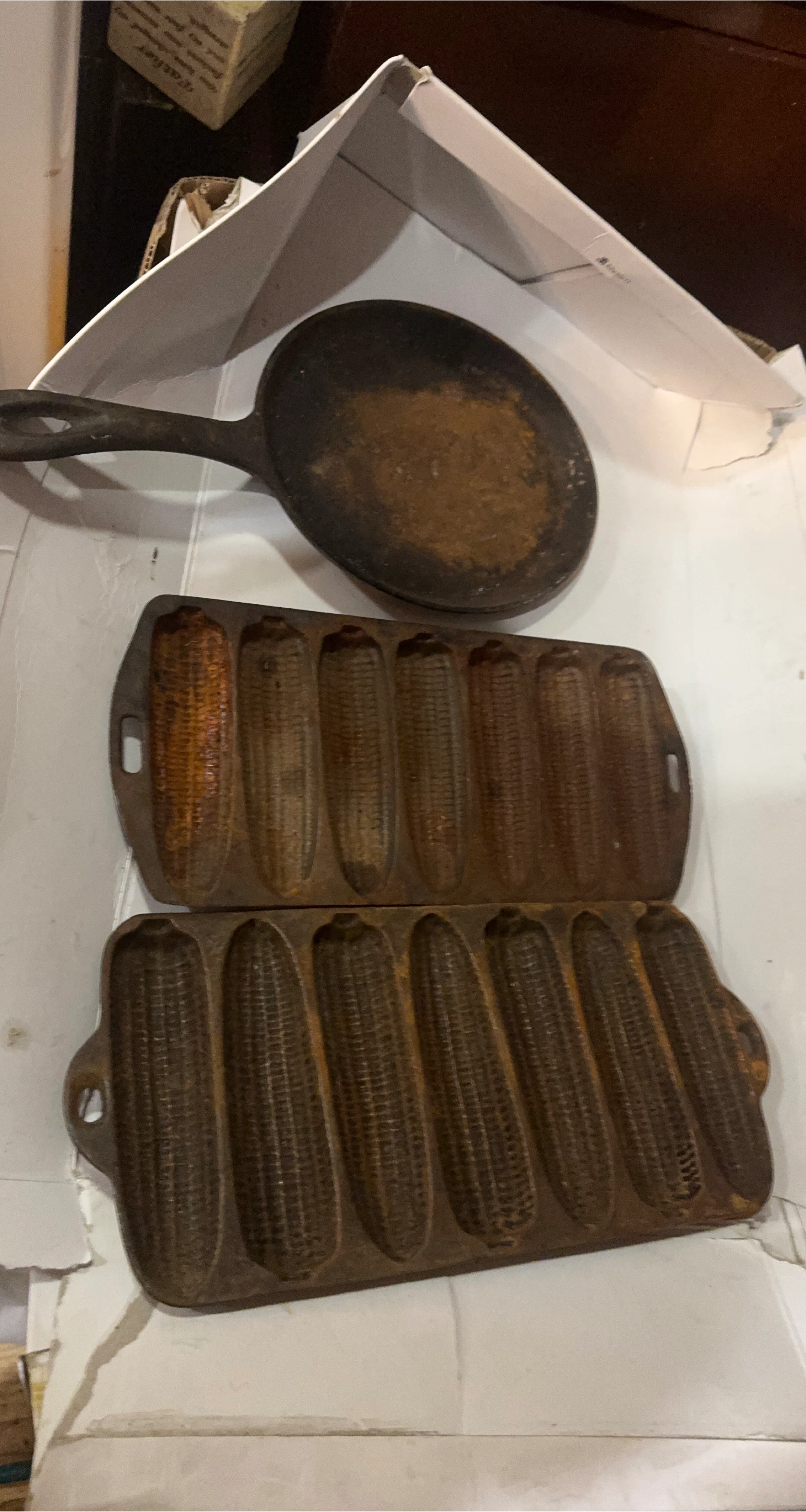 CHECK IT OUT-Added a bonus piece -Cast Iron COOKWARE set