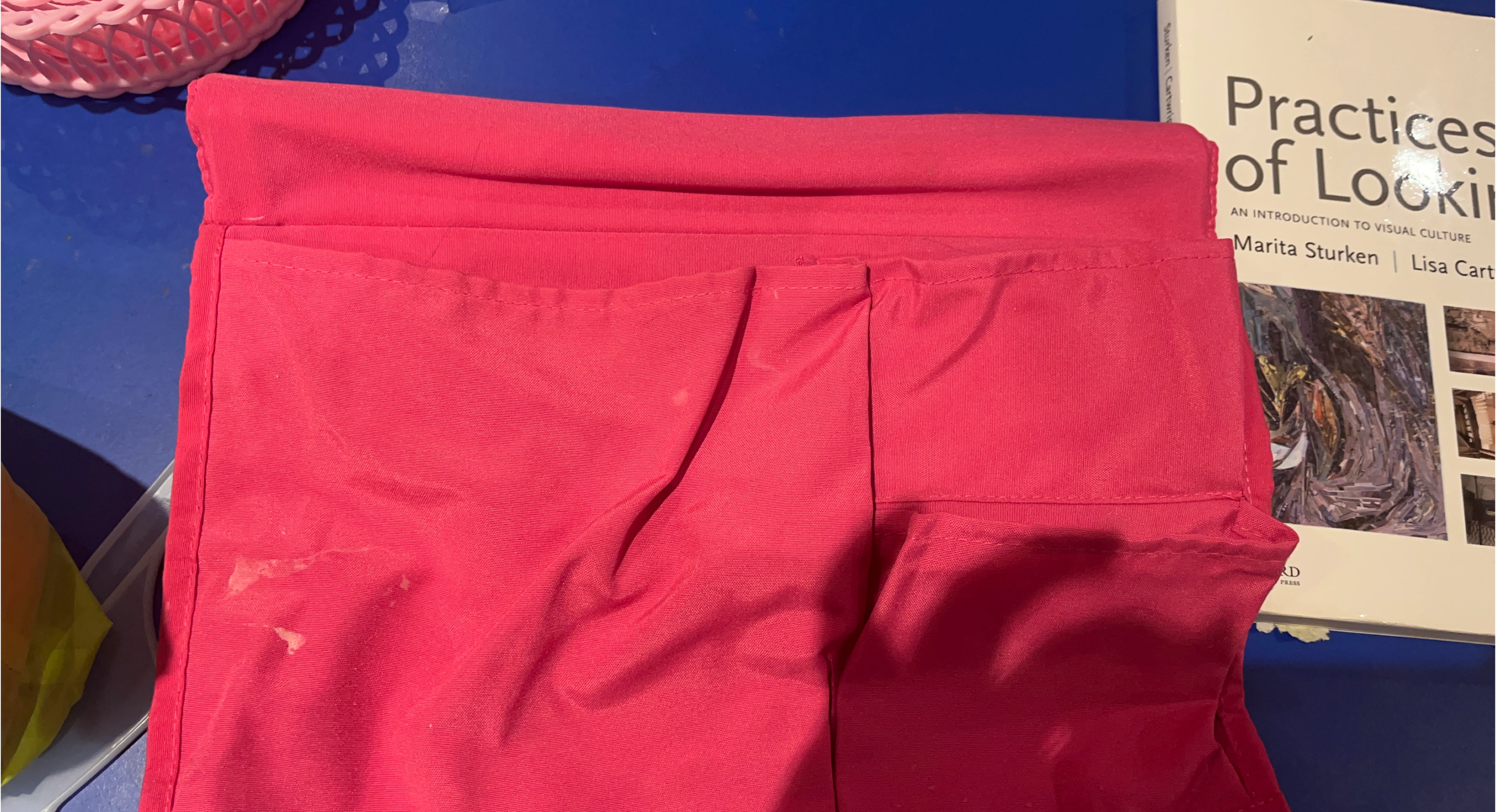 Pink bed holder with pockets