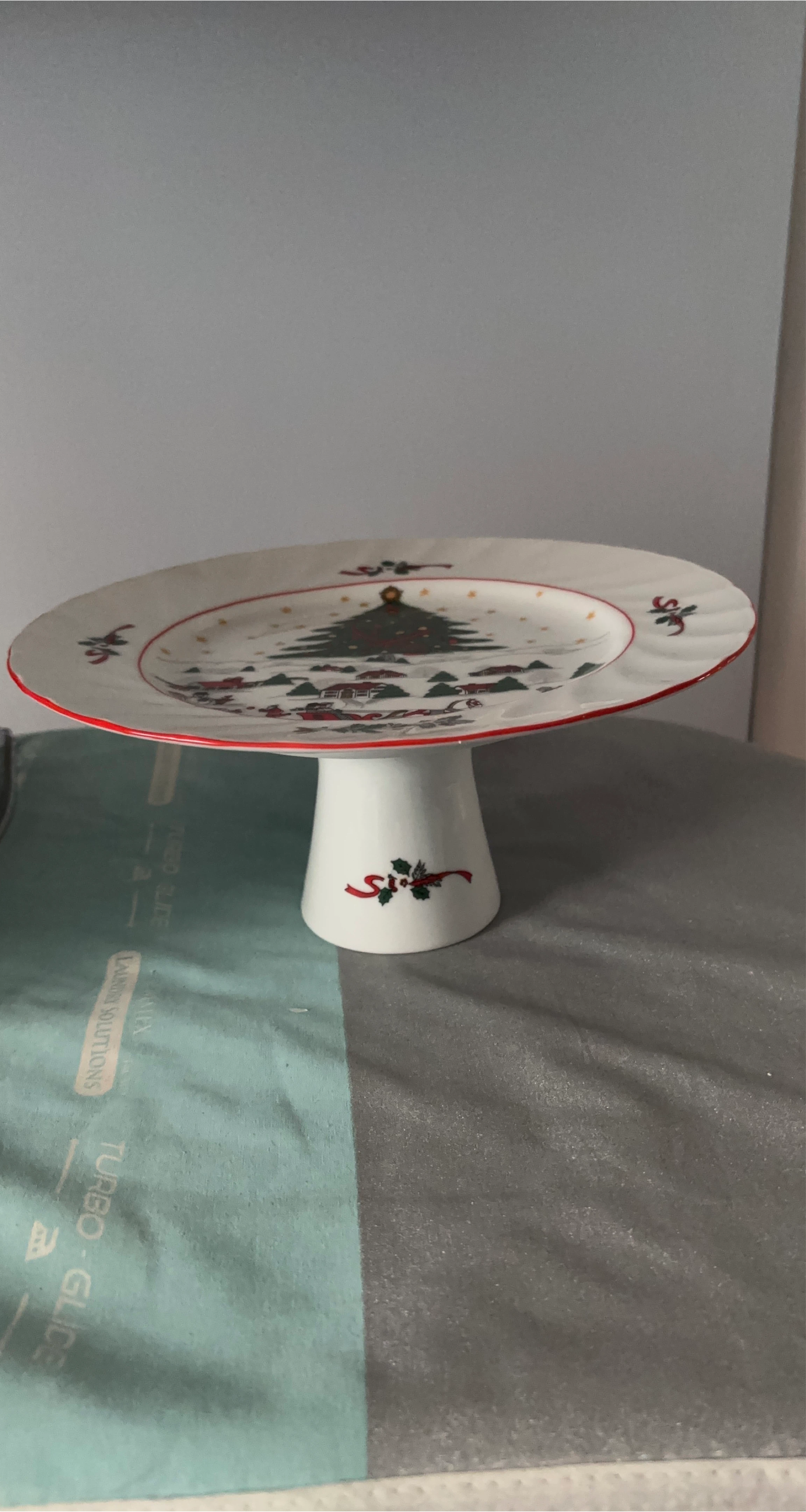 La Joie de Noel Cake Stand
