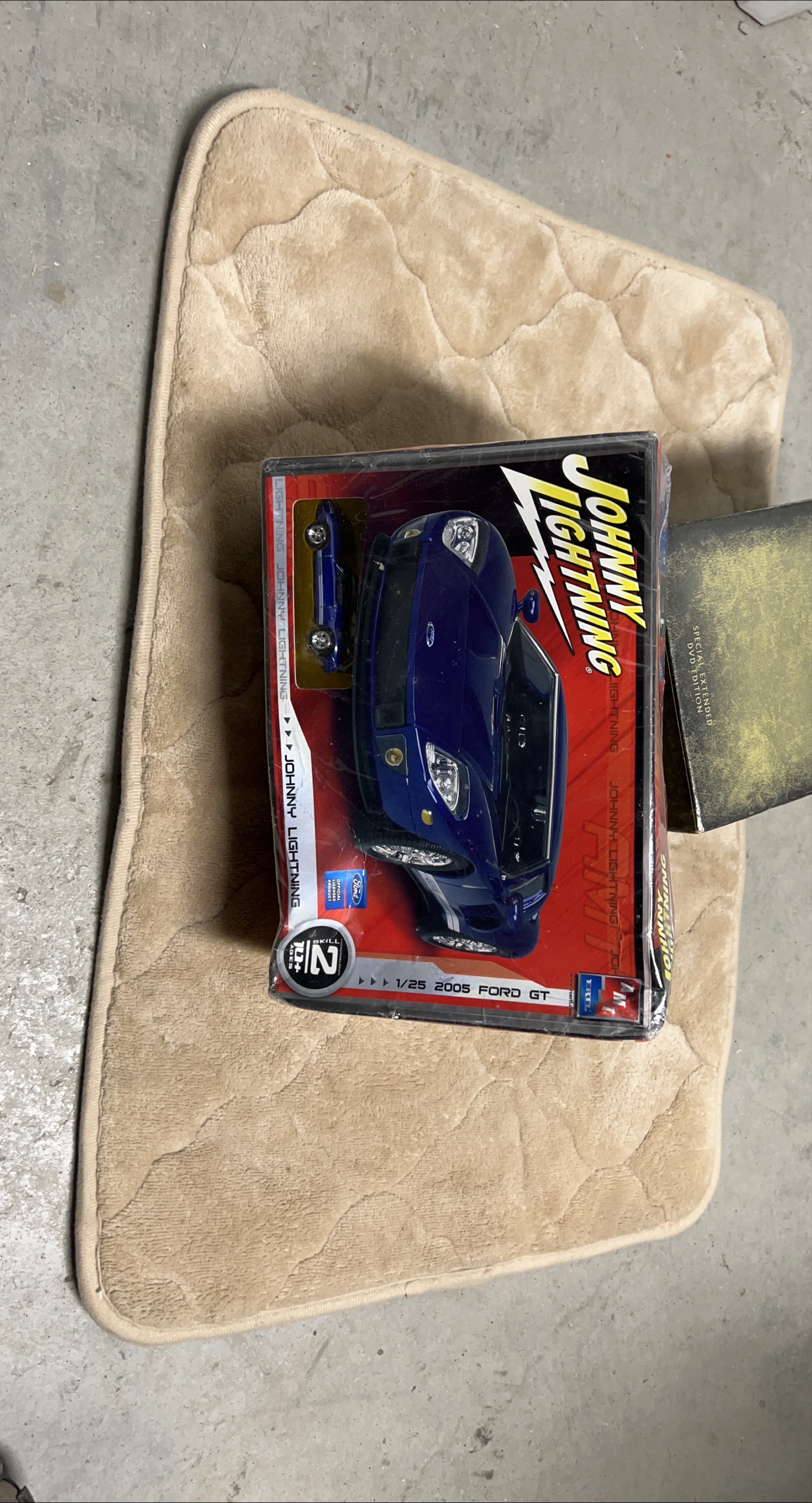 Johnny Lightning 2005 Ford GT 1/25 Scale