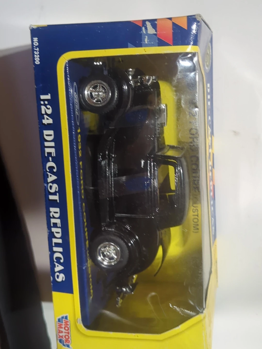 Motor Max 1932 Ford Coupe Die-Cast Replica 1:24