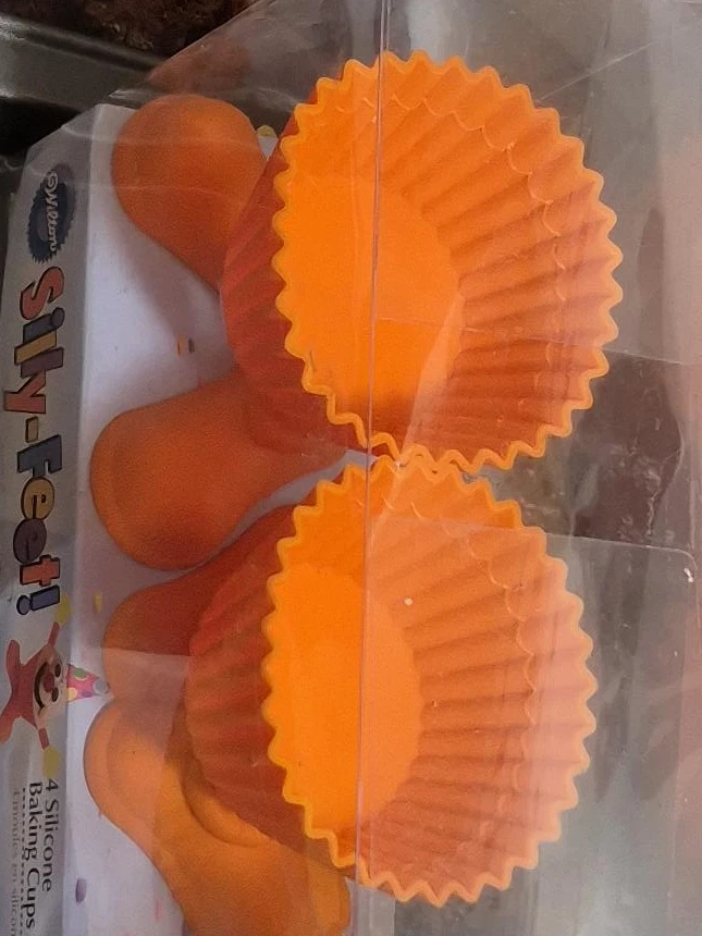 Wilton Silly Feet 4 Silicone Baking Cups Orange