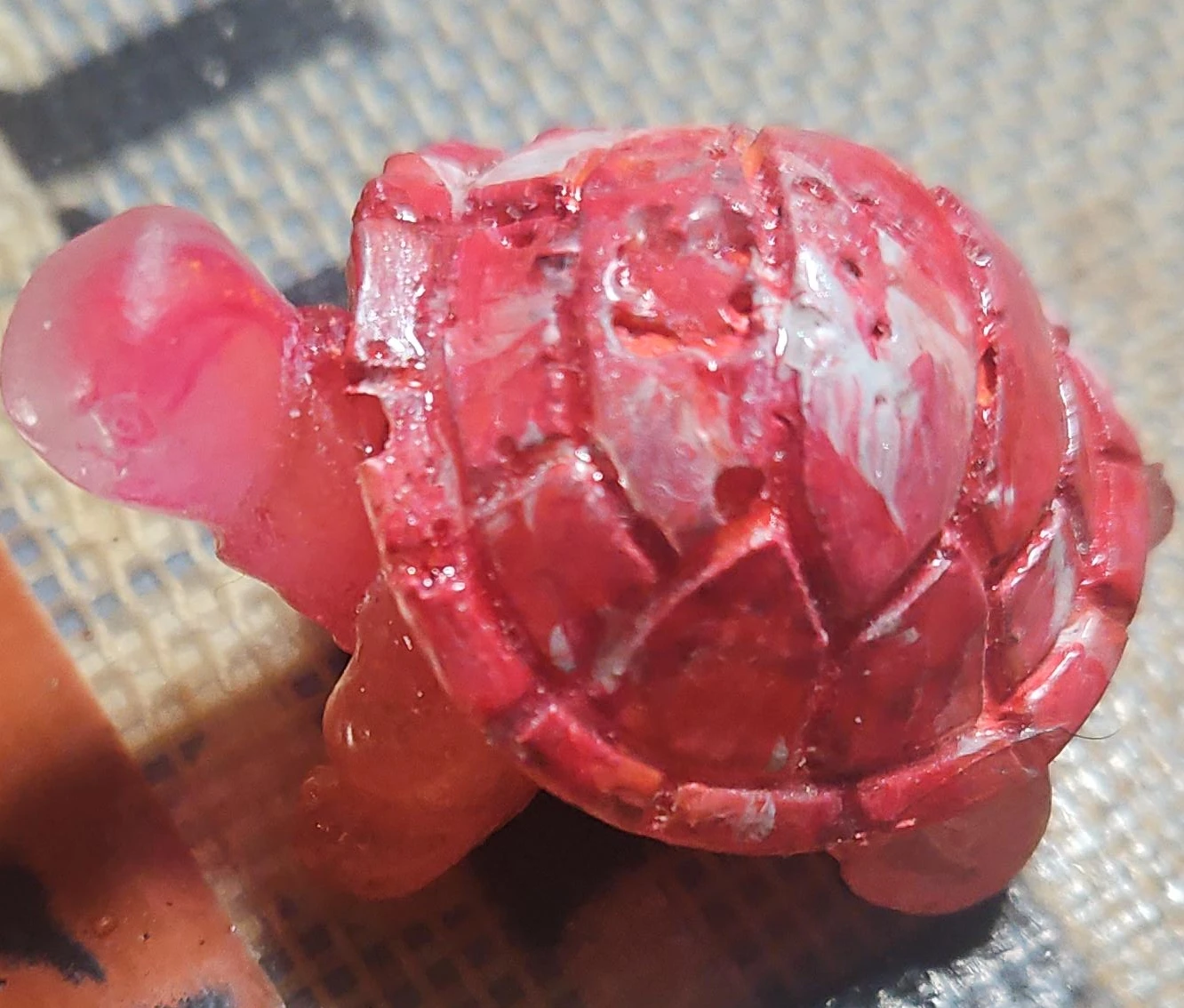 Petite tortue rouge en résine
