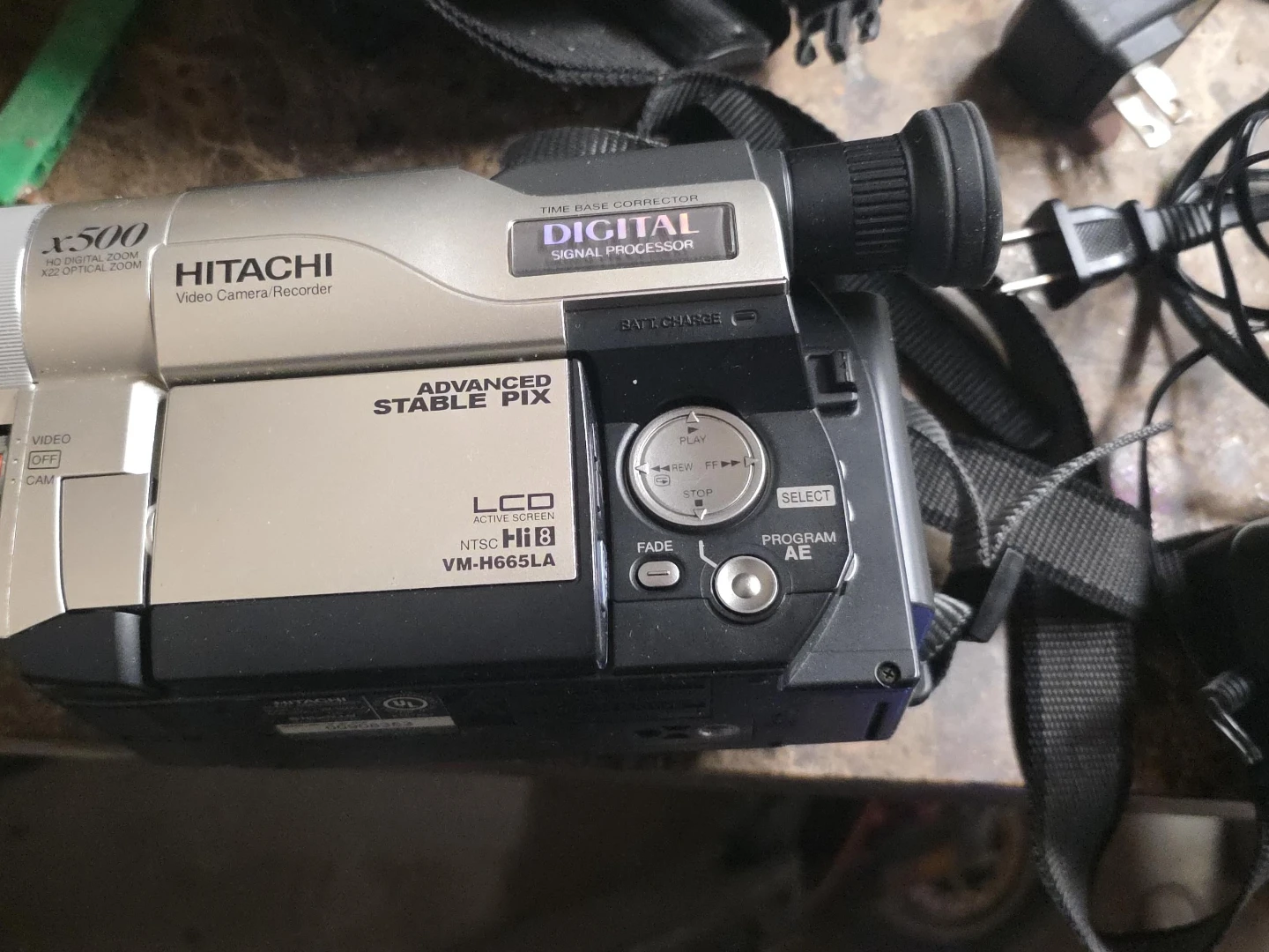 Hitachi VM-H665LA Video Camera Recorder