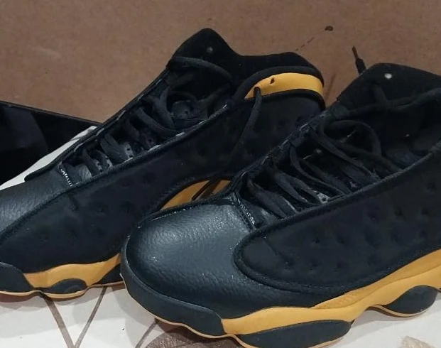 Air Jordan 13 Retro Black/University Gold