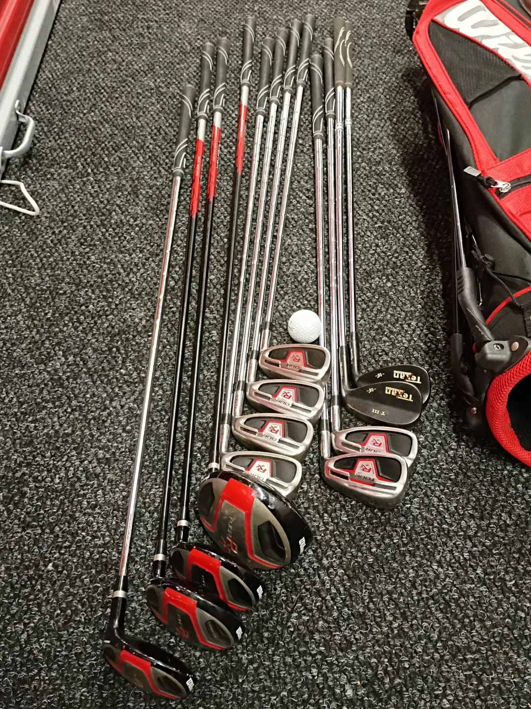 Complete Set of Men's Golf Clubs with Bag