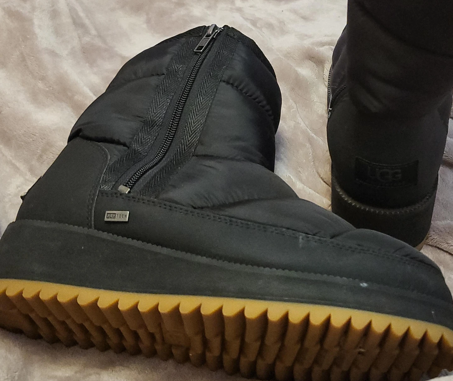 UGG GOYMTY6KR6U2BEV Black Boots - Size 9
