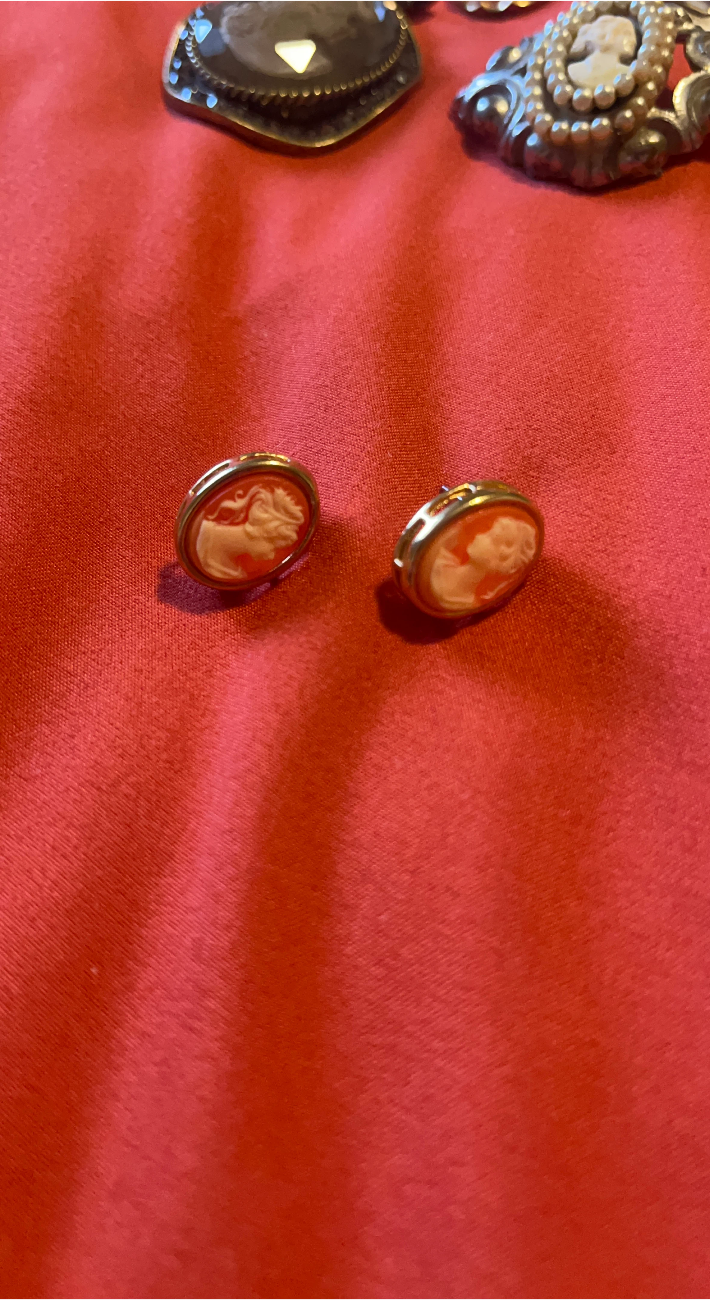Vintage Cameo Earrings Gold Tone