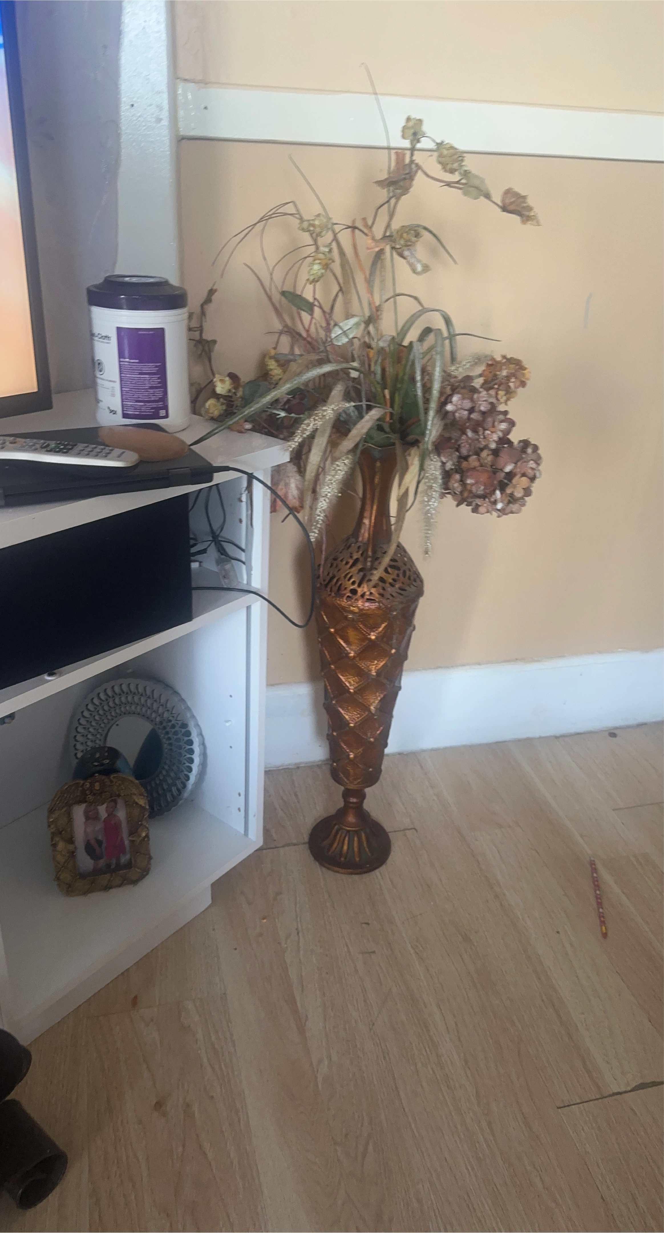 2Decorative Vase with Faux Floral Arrangement