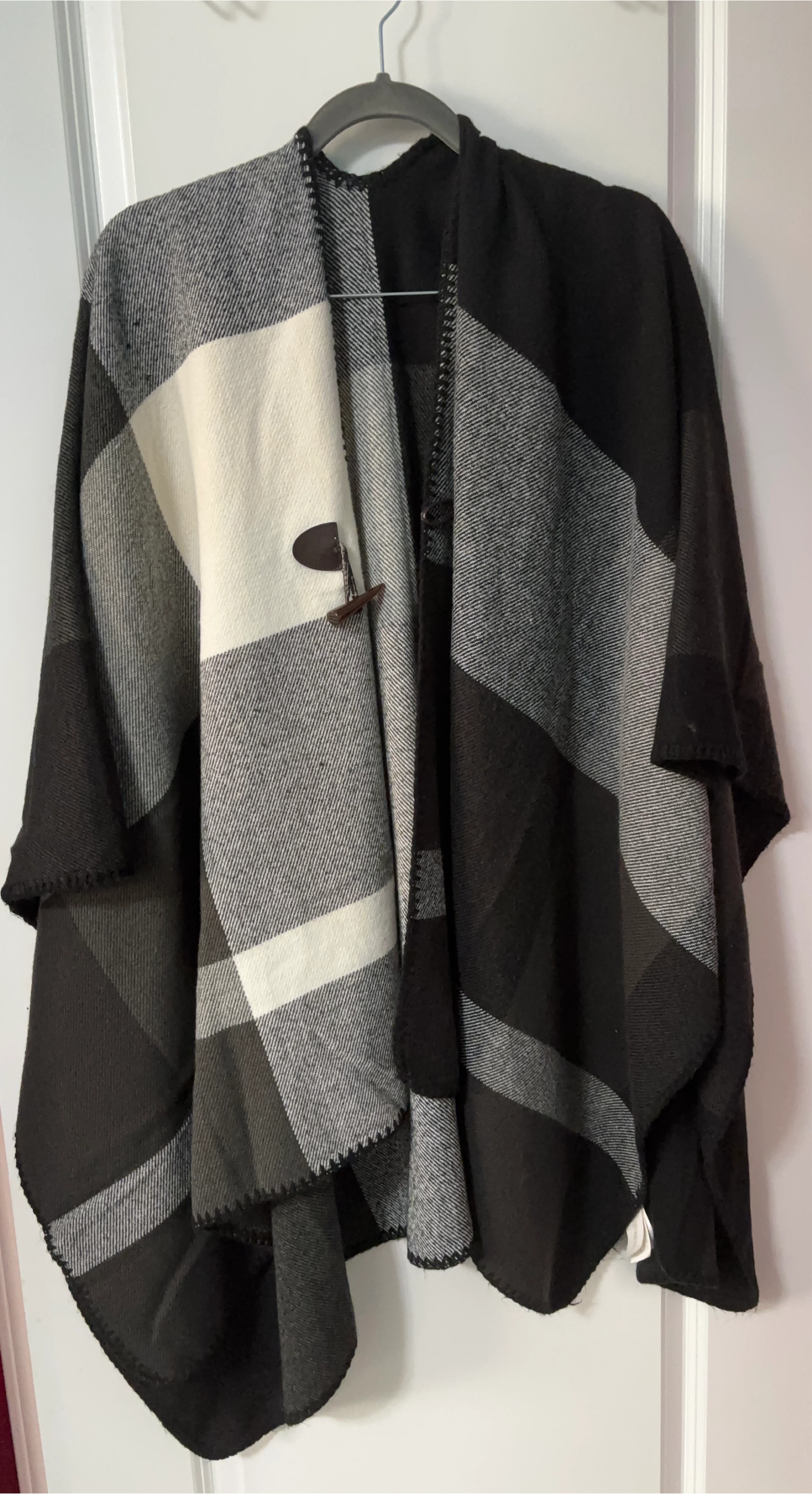 🏆Black and White Plaid Poncho Cape with Toggle Closure