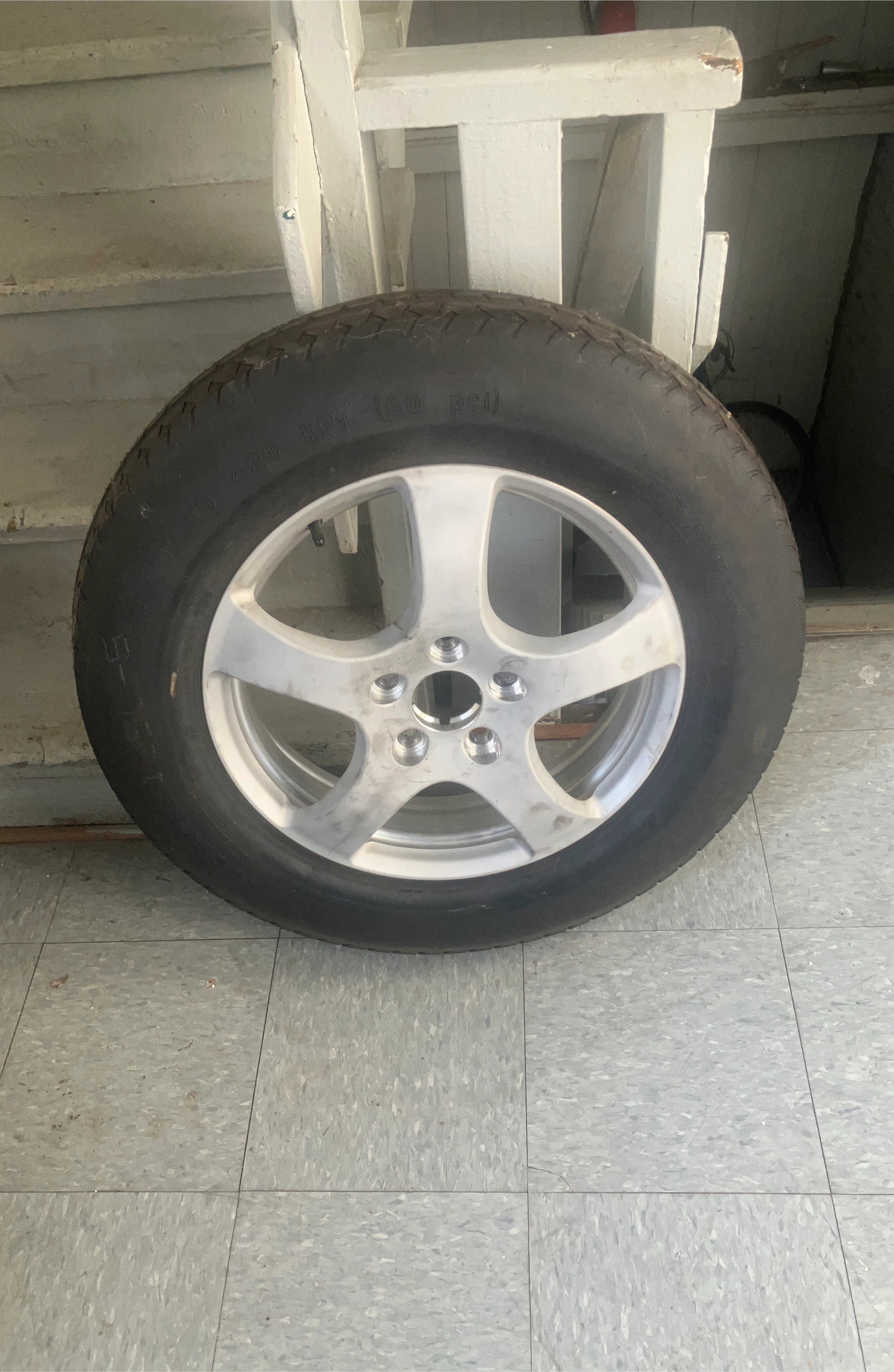 T175/90D18 Tire on Alloy Wheel