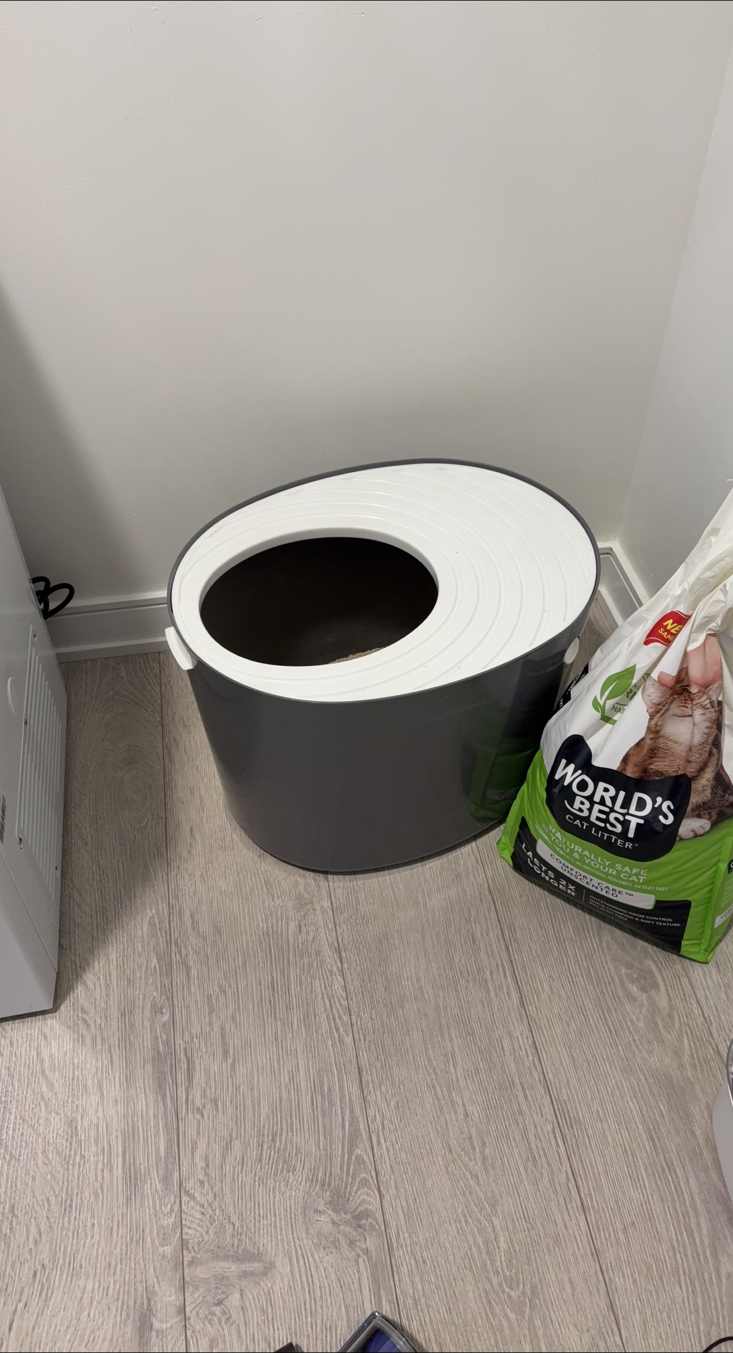IRIS top entry litter box with corn litter