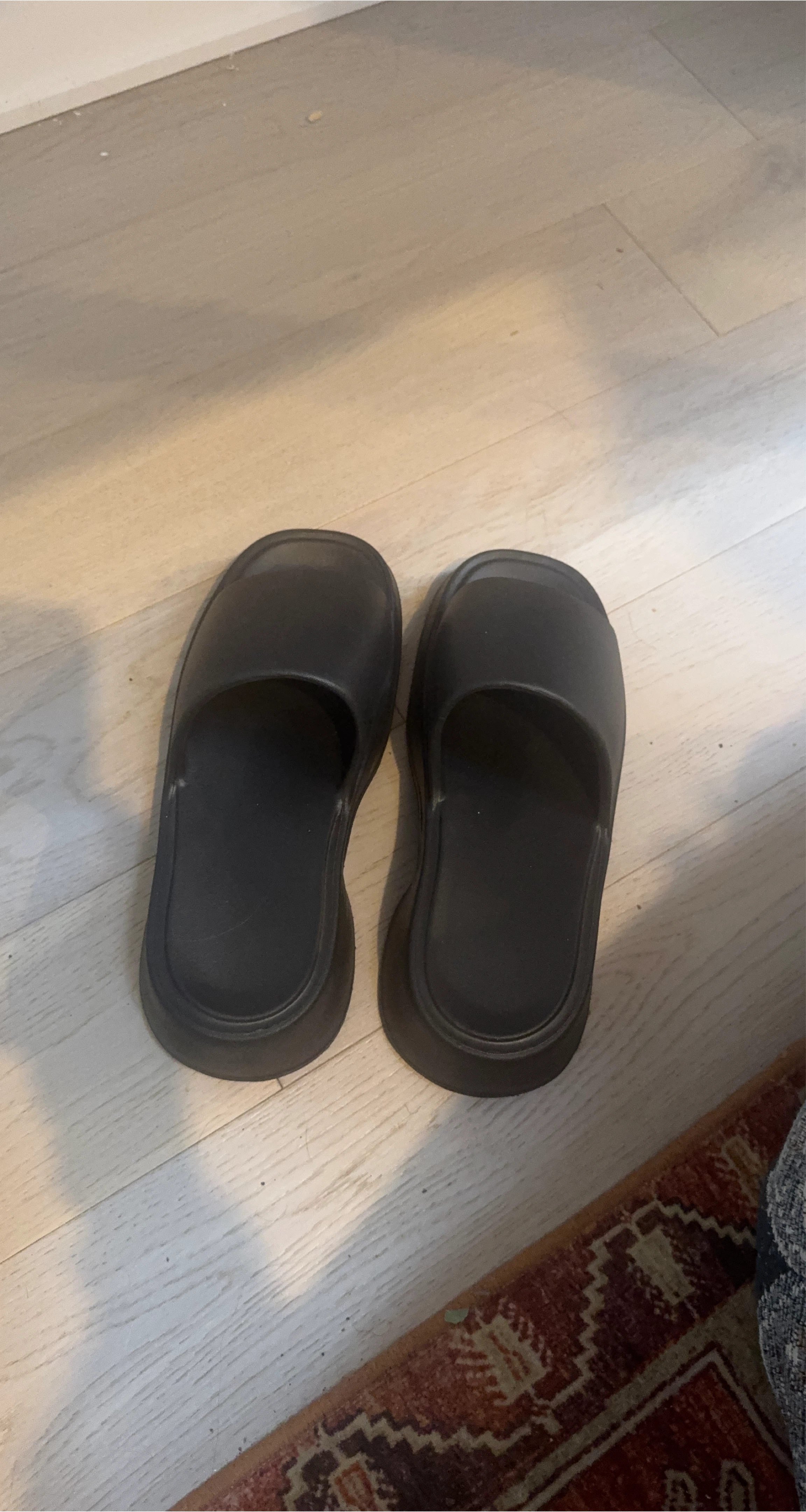 Mules noires plates