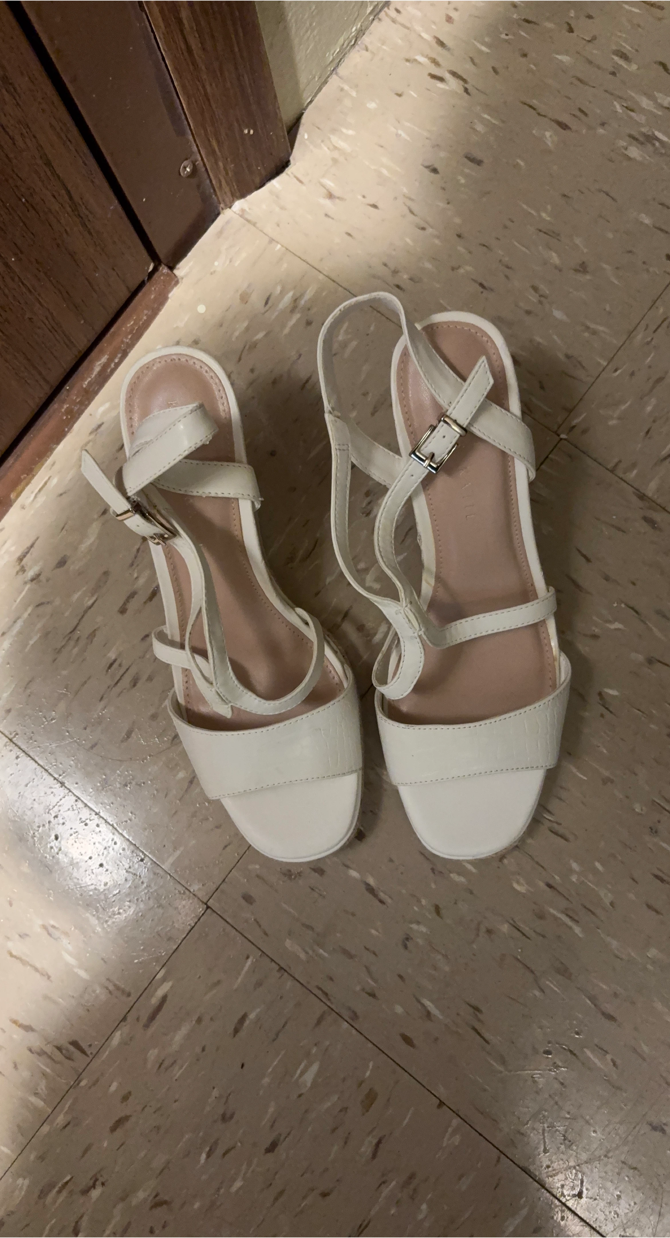 Kelly & Katie White Wedge Sandals 🥕- Size 8 1/2M