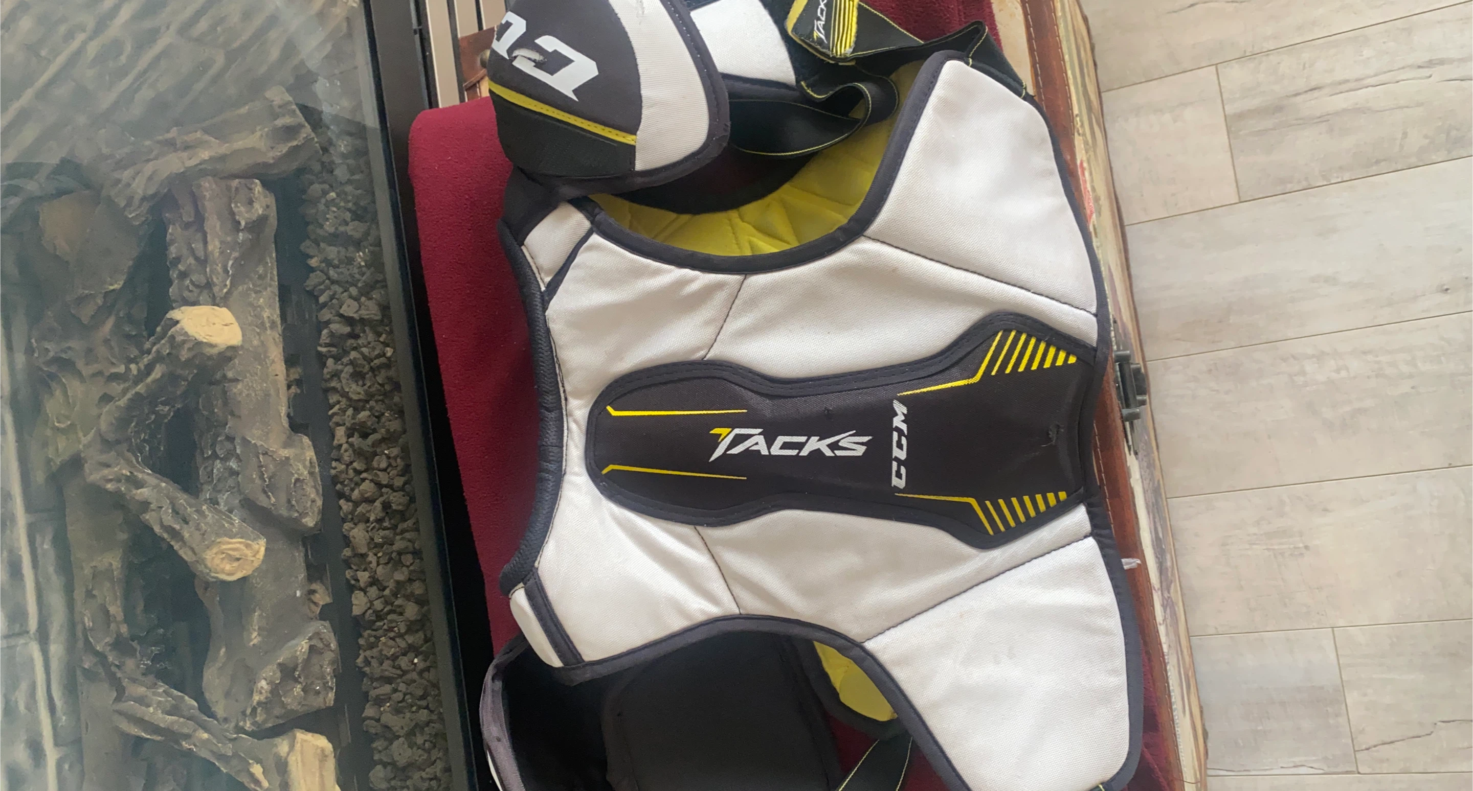 Hockey shoulder pads