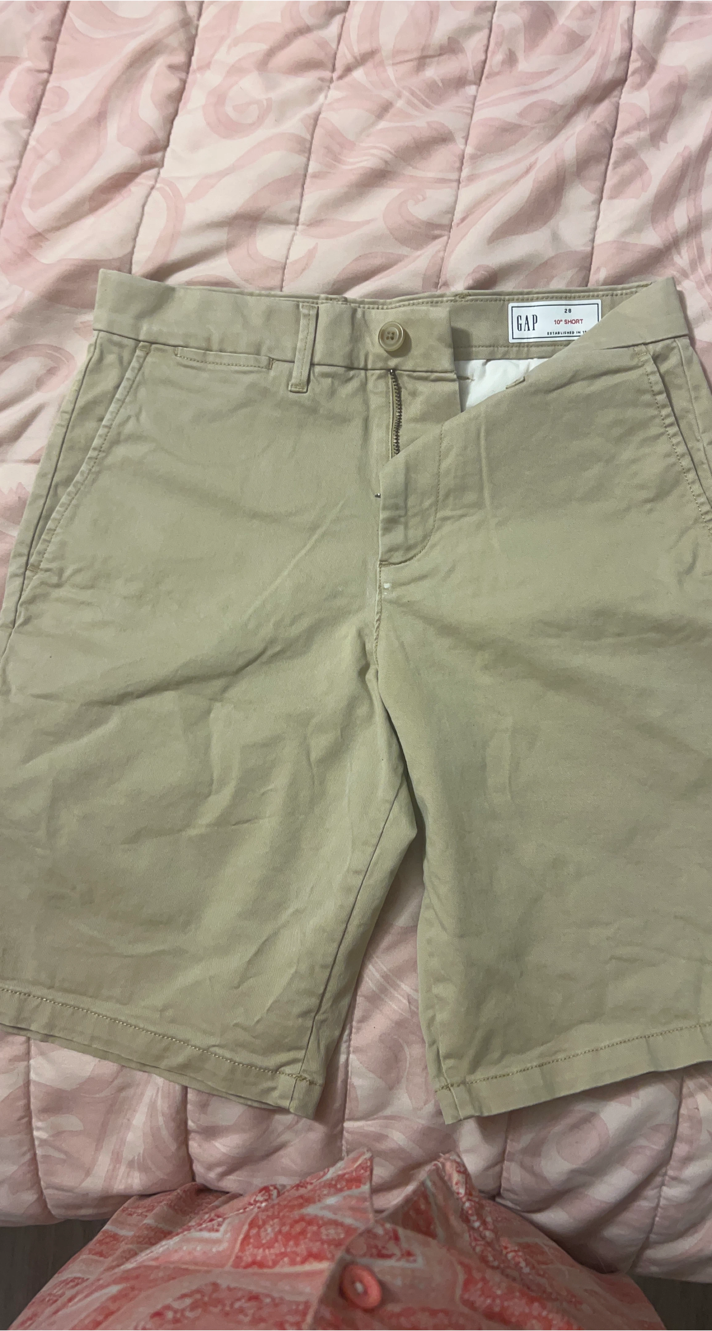 GAP 10" Khaki Shorts - Size 28