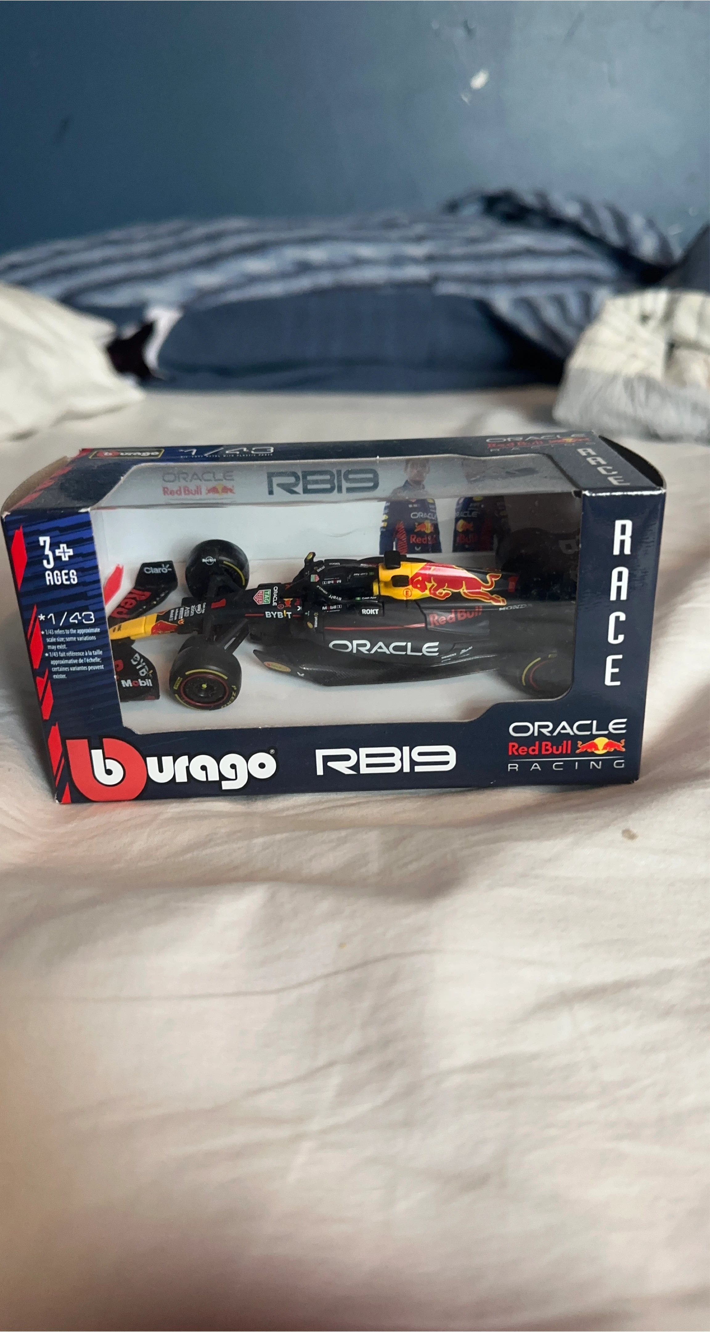 Burago 1/43 Oracle Red Bull Racing RB19 F1 Car