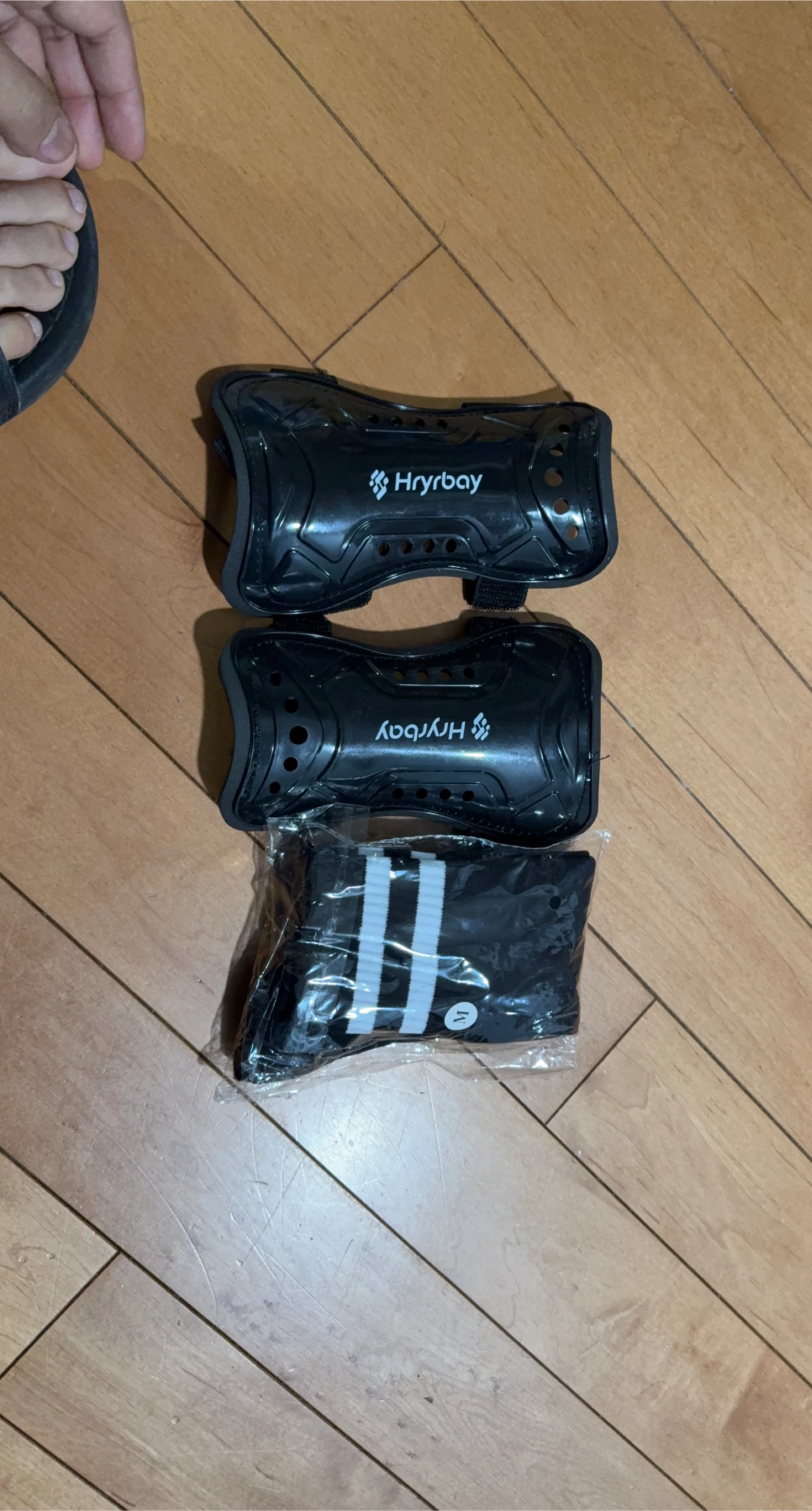 Hryr bay Soccer Shin Guards with Socks
