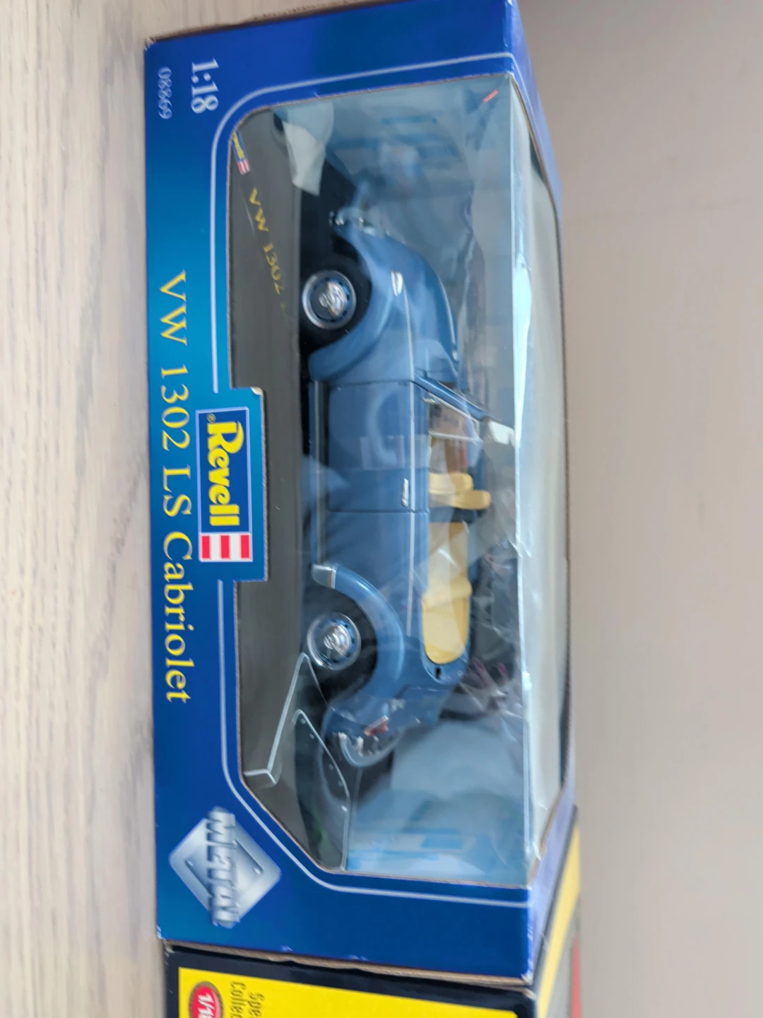 Revell 1:18 VW 1302 LS Cabriolet Model Car